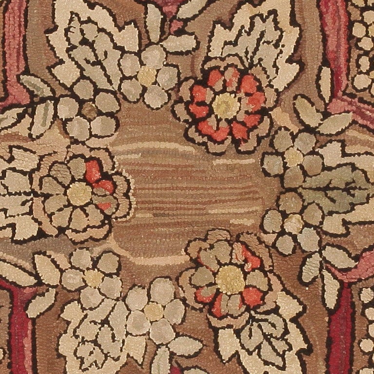 Runder antiker amerikanischer Kapuzenteppich mit Kapuze. 2 ft 8 in x 2 ft 8 in (Volkskunst) im Angebot