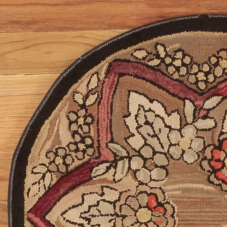 Runder antiker amerikanischer Kapuzenteppich mit Kapuze. 2 ft 8 in x 2 ft 8 in im Zustand „Gut“ im Angebot in New York, NY