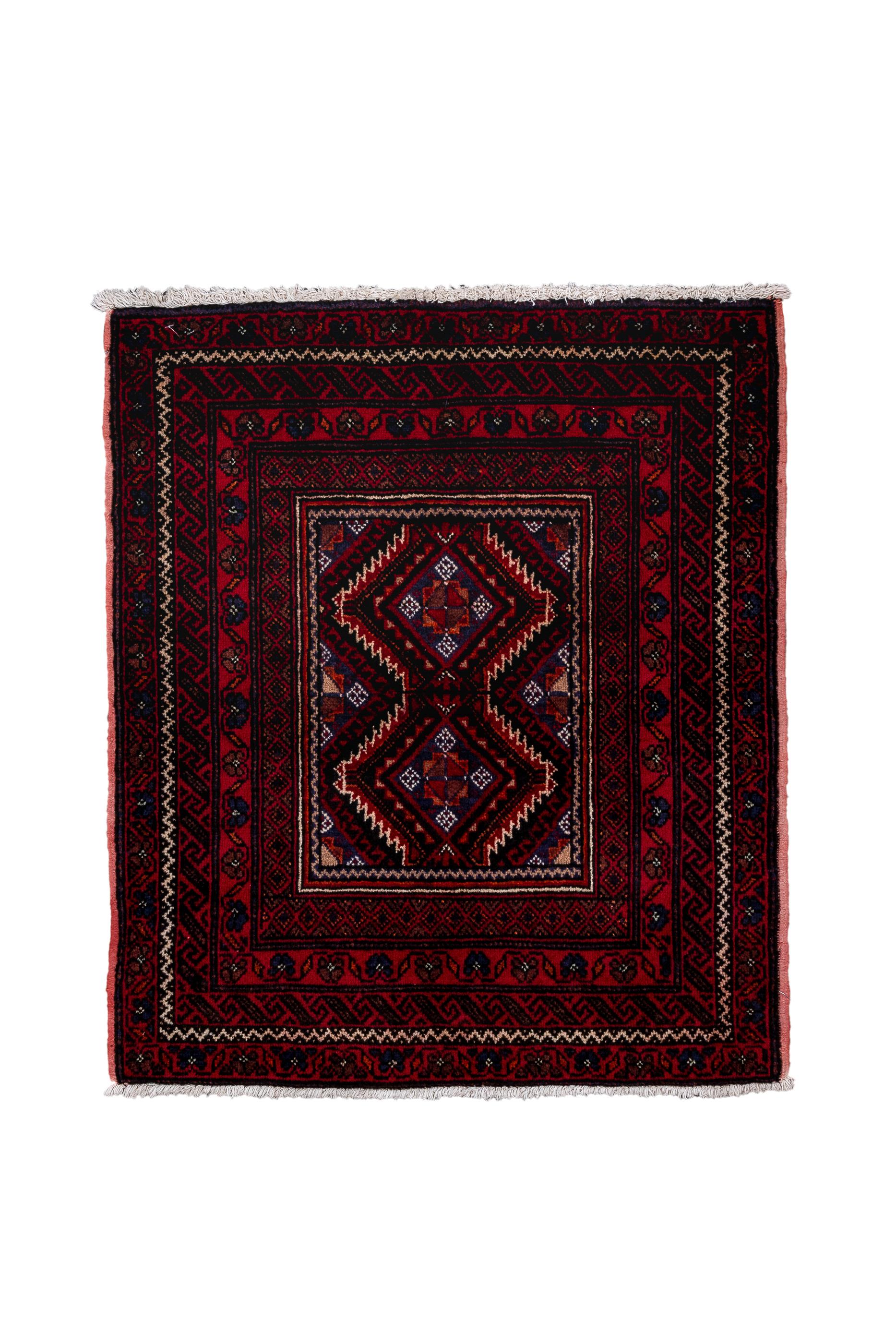 Ya sea una gran cara de bolsa o una alfombra pequeña, este pastel tribal del noroeste de Persia muestra una paleta predominantemente oscura con un diseño de campo de dos rombos dentro de dos zig zags afilados en diente de sierra.   Borde menor en
