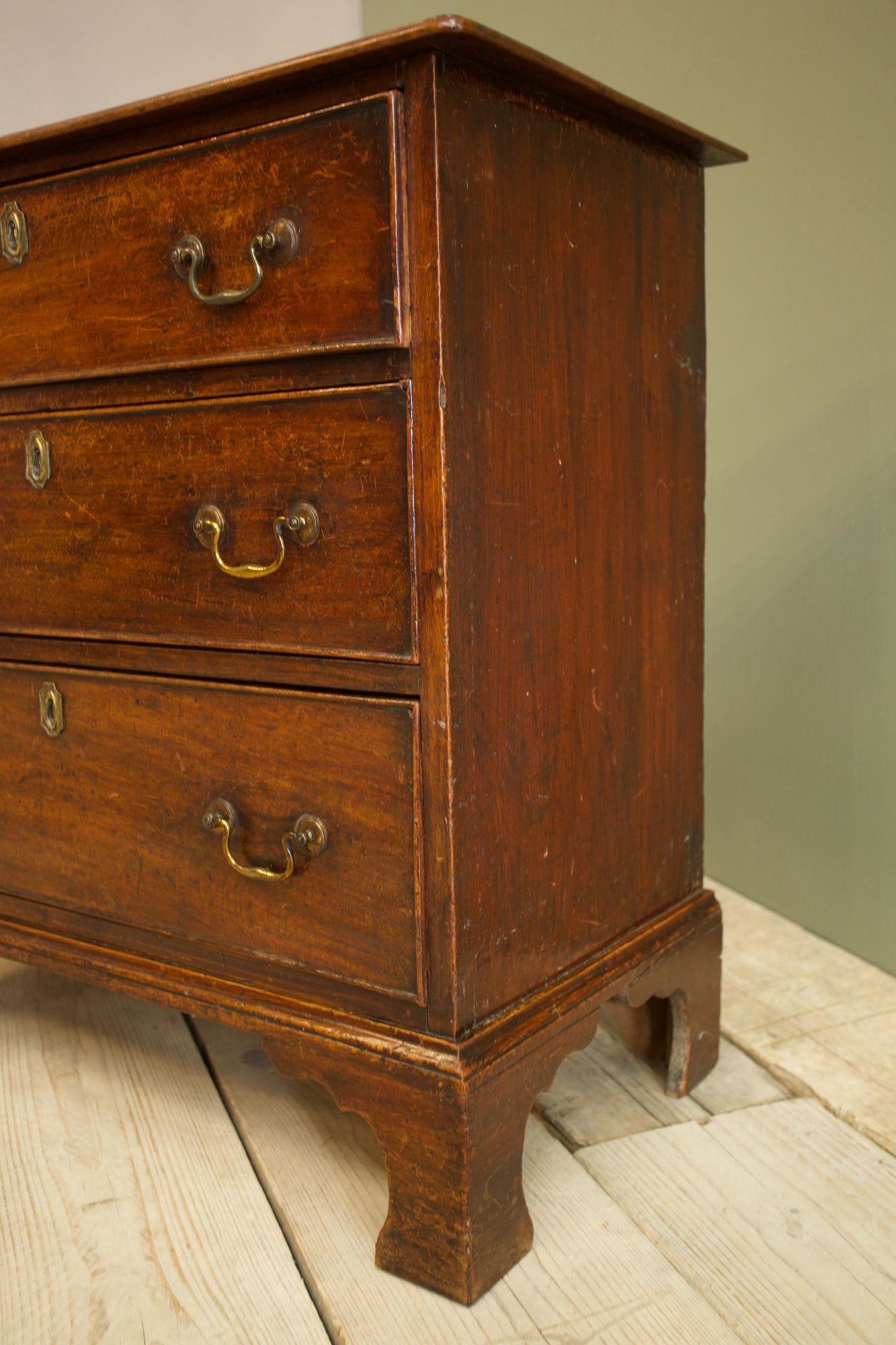Small sized Georgian mahogany chest of drawers 10