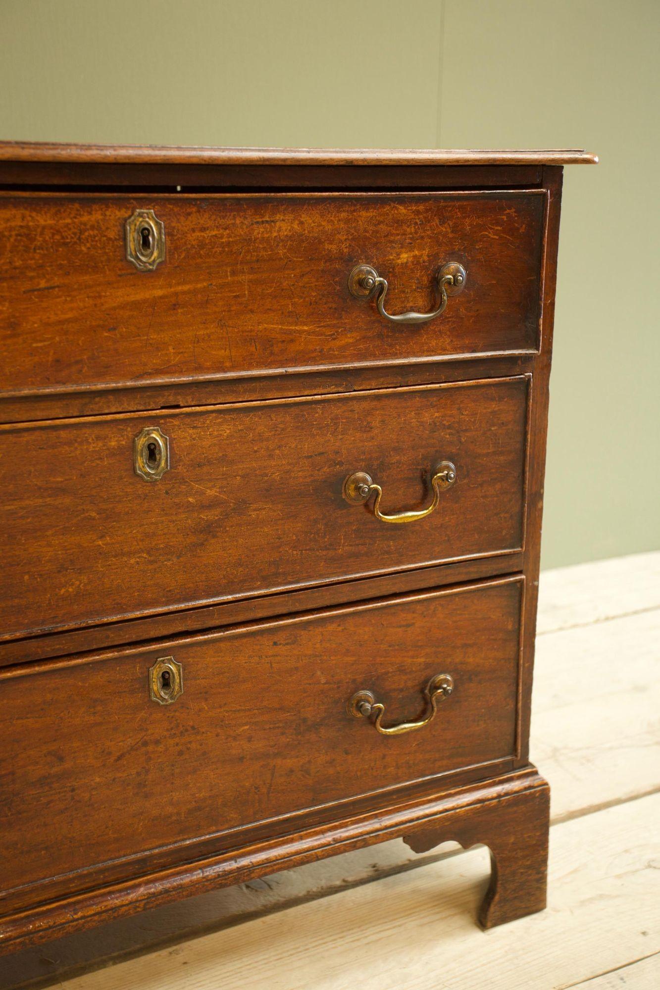 Small sized Georgian mahogany chest of drawers In Good Condition In Malton, GB