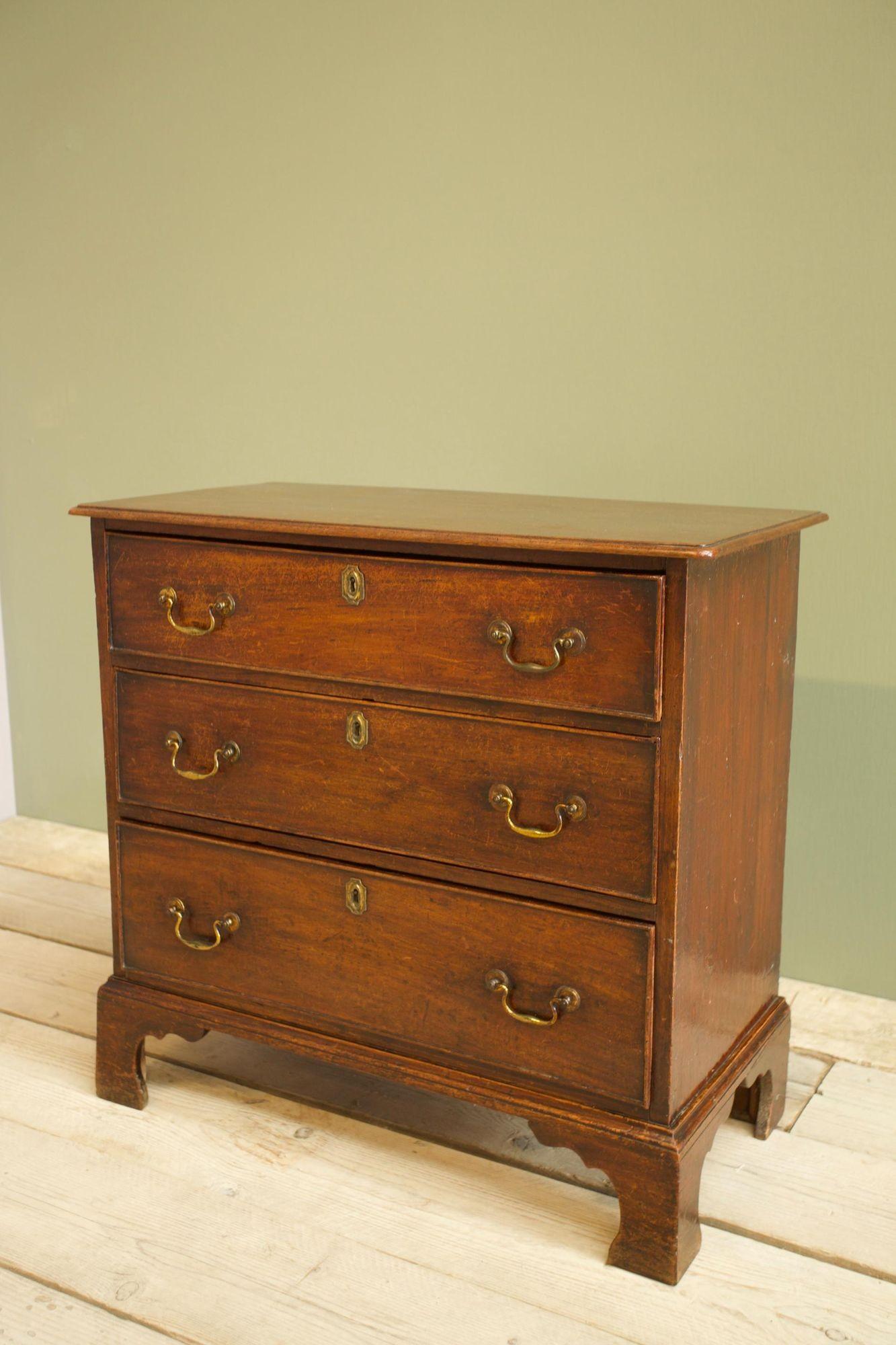 Small sized Georgian mahogany chest of drawers 1