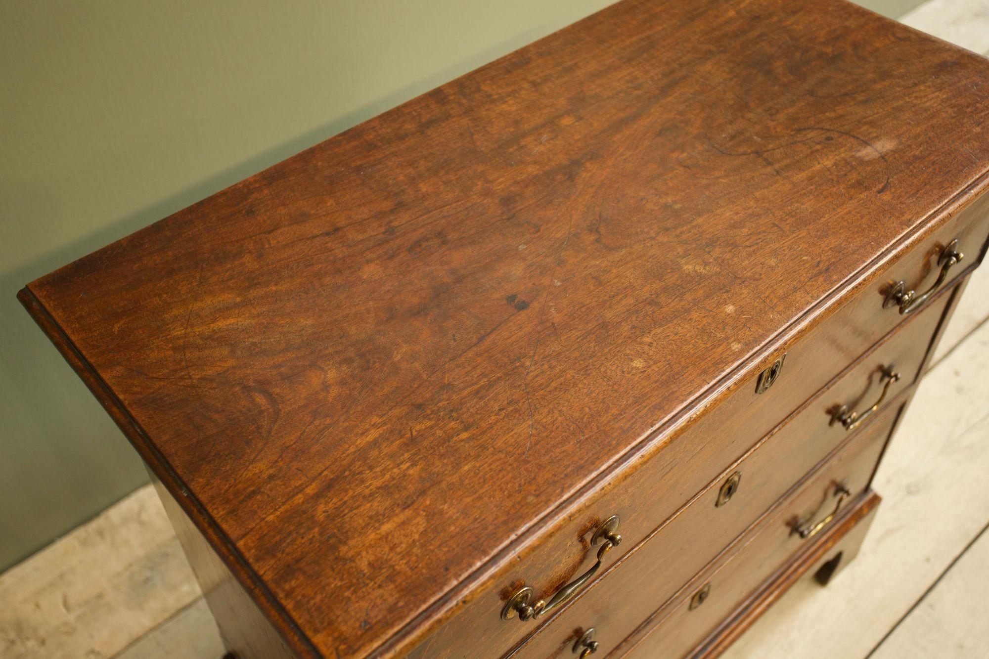 Small sized Georgian mahogany chest of drawers 3