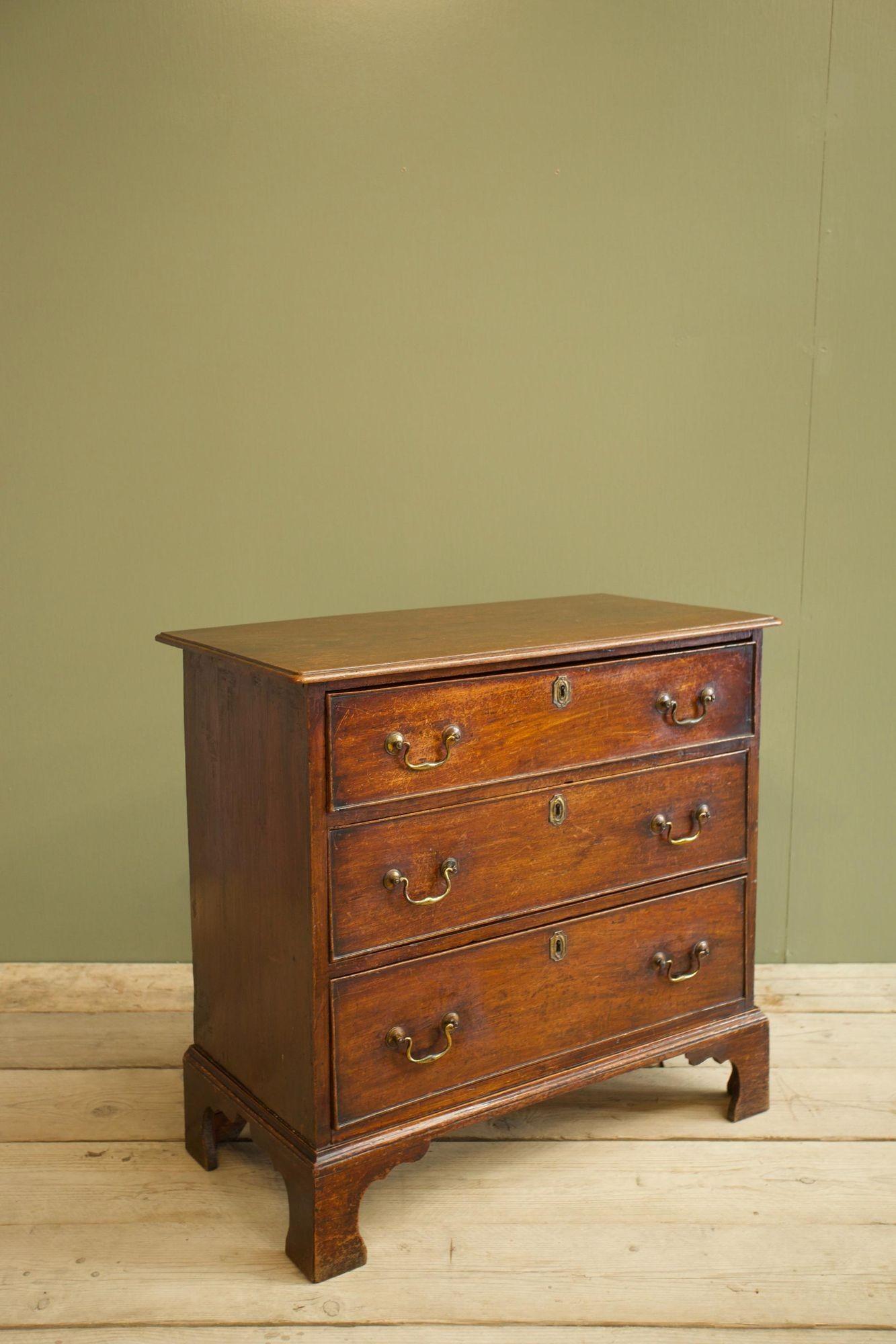 Small sized Georgian mahogany chest of drawers 4