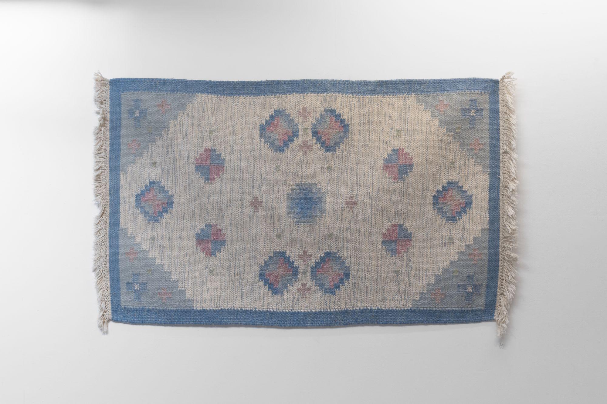 Kilim svedese di piccole dimensioni con base crema e bordo blu, con accenni di rosa.
Svezia, circa 1960.
H. H. x L. 162 cm. x P. 93 cm.
Tutti i nostri tappeti sono sottoposti a un processo di pulizia professionale. Tuttavia, a causa della loro età e