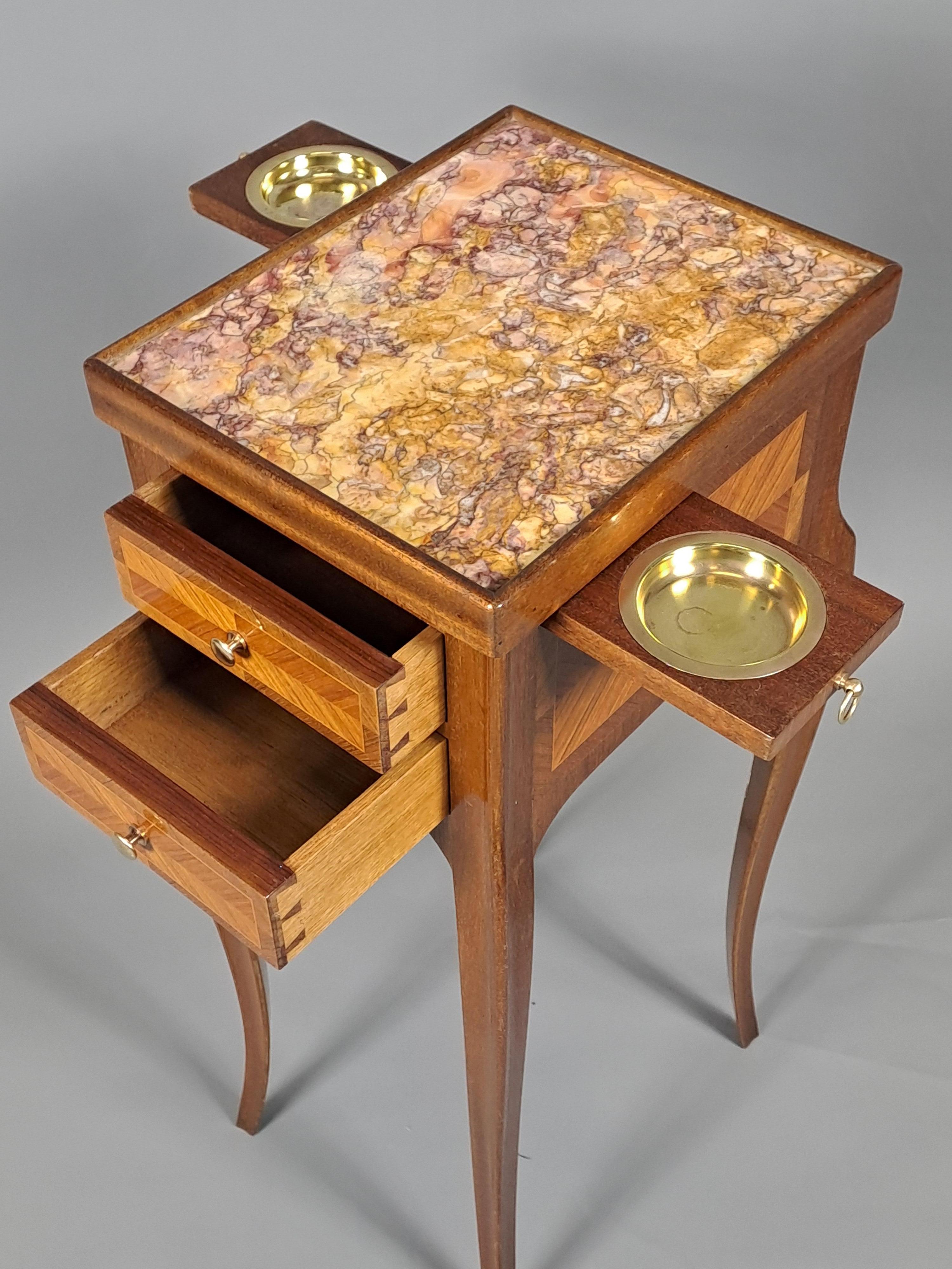 Marqueterie Tavolino da fumo con intarsio in stile transitorio in vendita