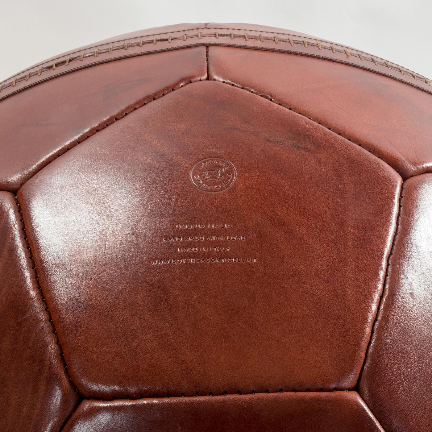 Italiano Pouf a forma di pallone da calcio grande marrone in vendita