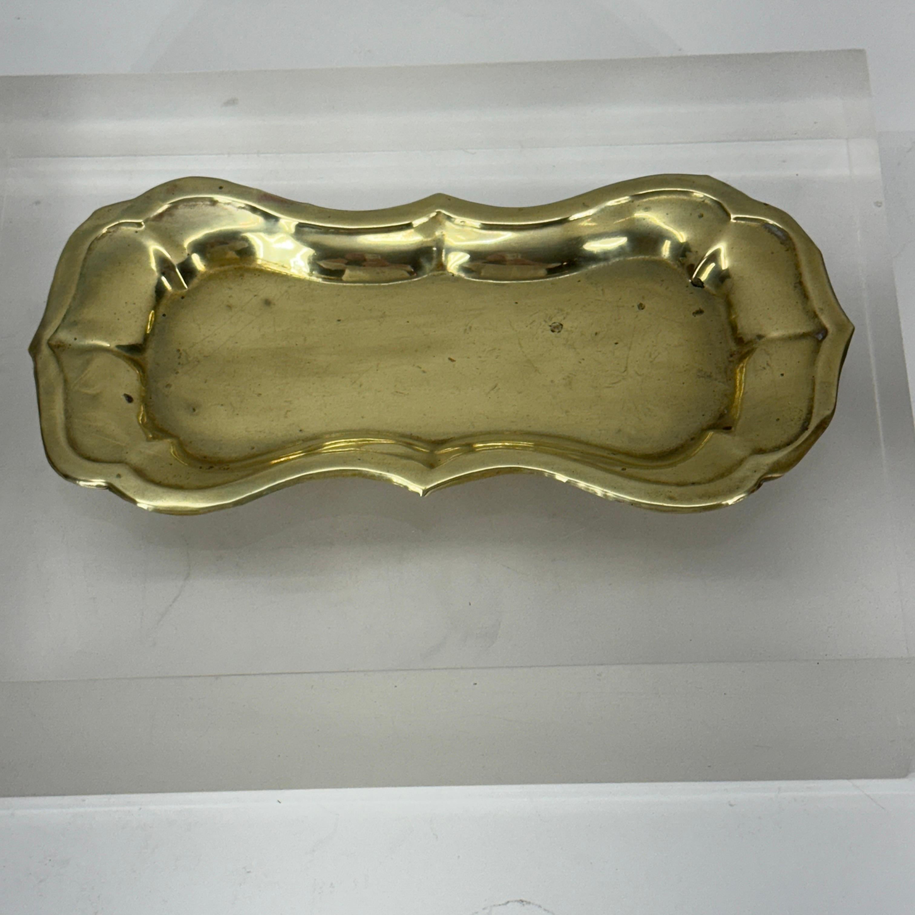 Charme Antiques Messing Tablett für Schmuck oder Schlüssel in einem Foyer Bereich oder Stand-alone-Stück auf einem Kaffee oder Beistelltisch. Funktioniert auch auf einem Eitelkeits- oder Barbereichstablett. 