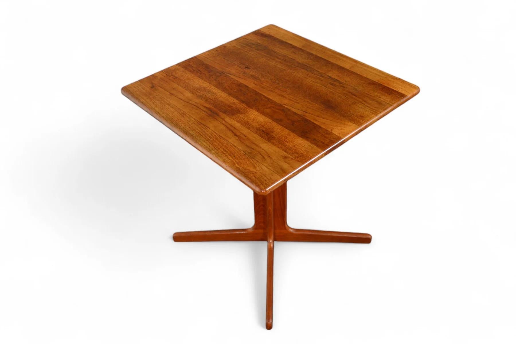 Danois Petite table de salle à manger mi-siècle en teck massif à base de piédestal en vente
