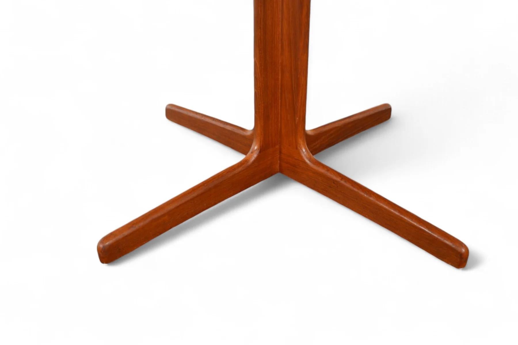 Petite table de salle à manger mi-siècle en teck massif à base de piédestal Bon état - En vente à Berkeley, CA