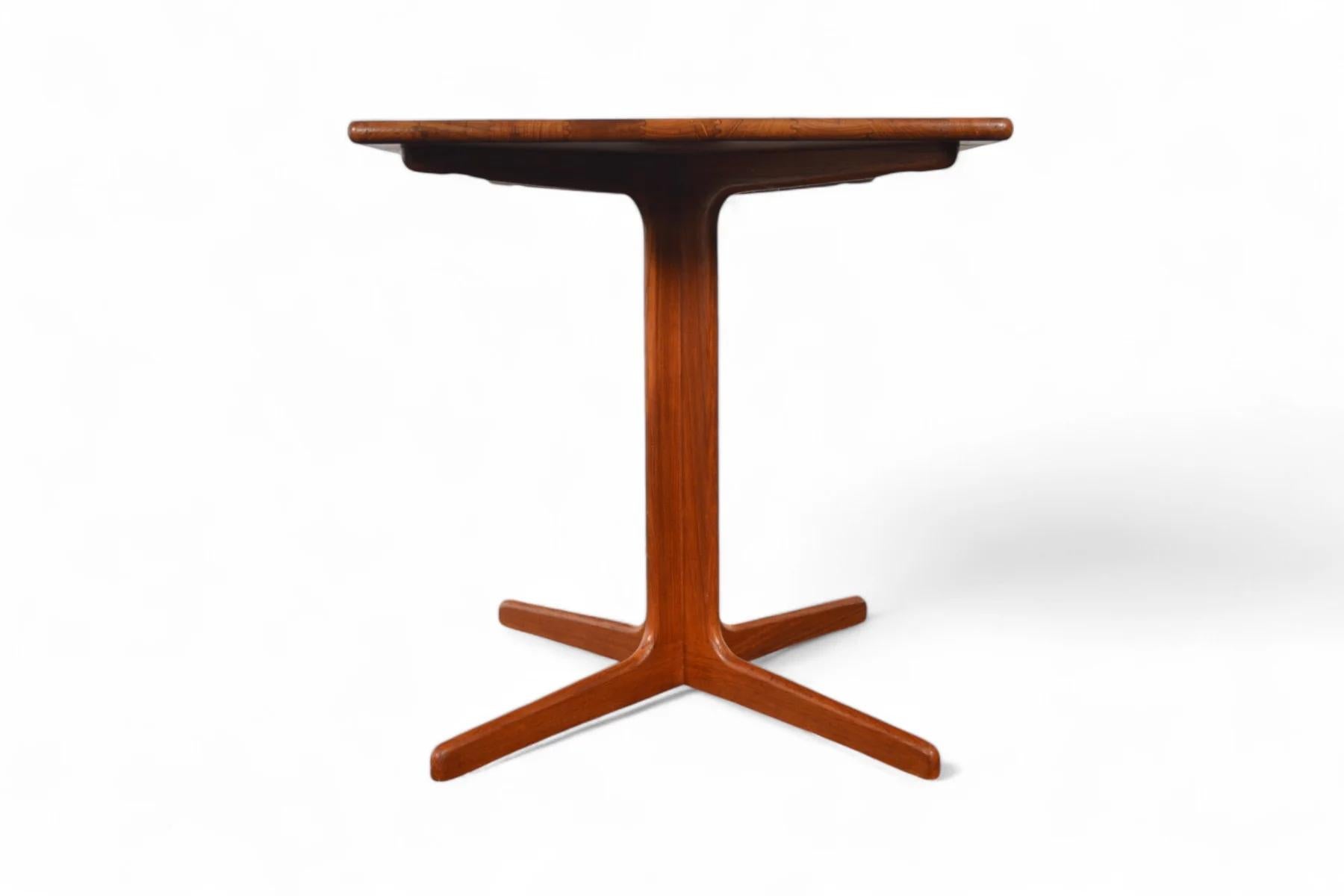 20ième siècle Petite table de salle à manger mi-siècle en teck massif à base de piédestal en vente