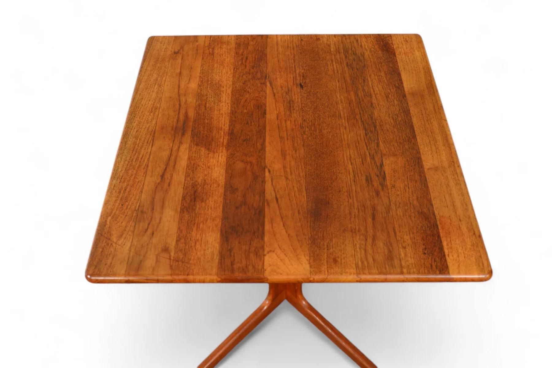 Teck Petite table de salle à manger mi-siècle en teck massif à base de piédestal en vente