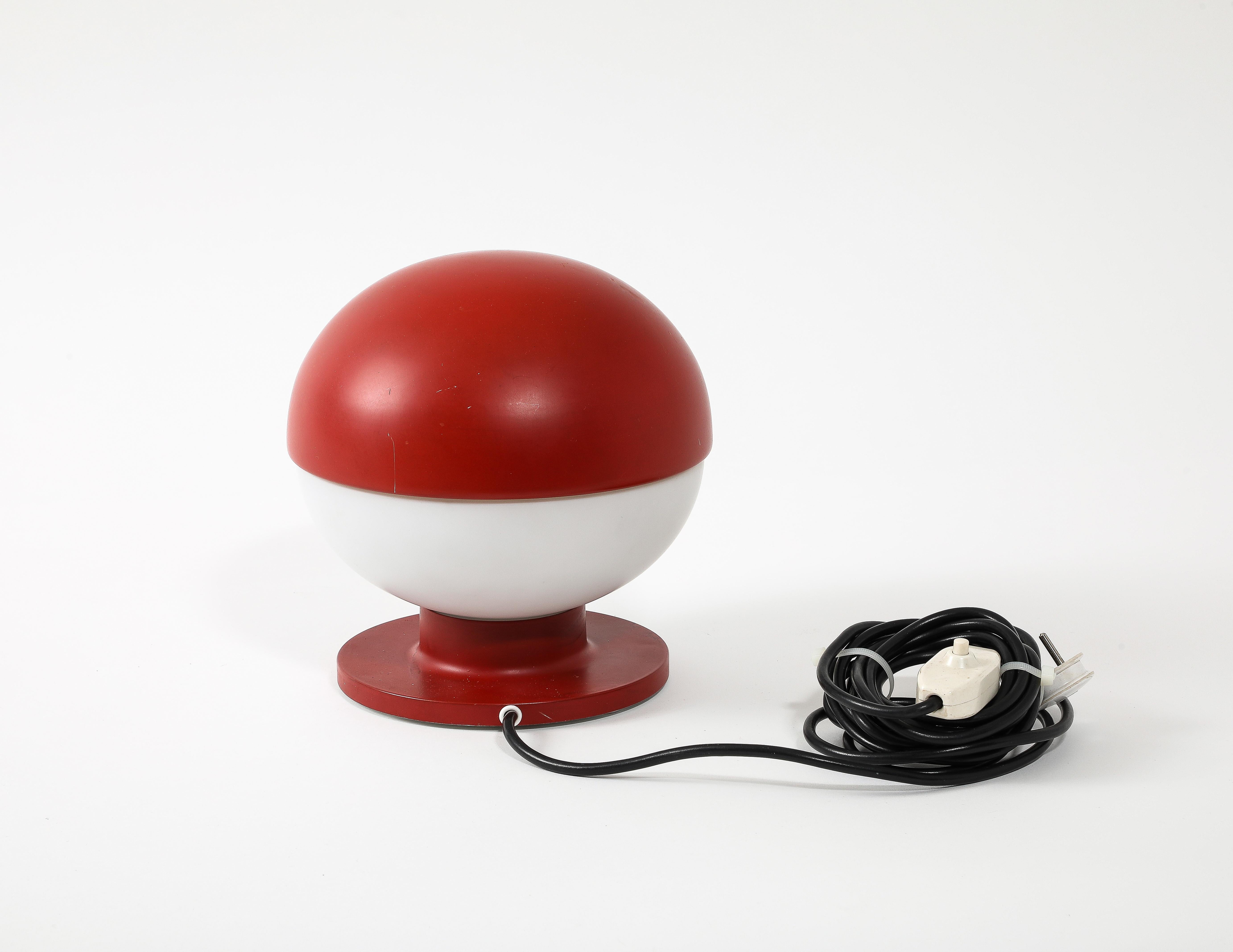 Kleine rote Space Age Tischlampe, Italien 1970er Jahre im Zustand „Gut“ im Angebot in New York, NY