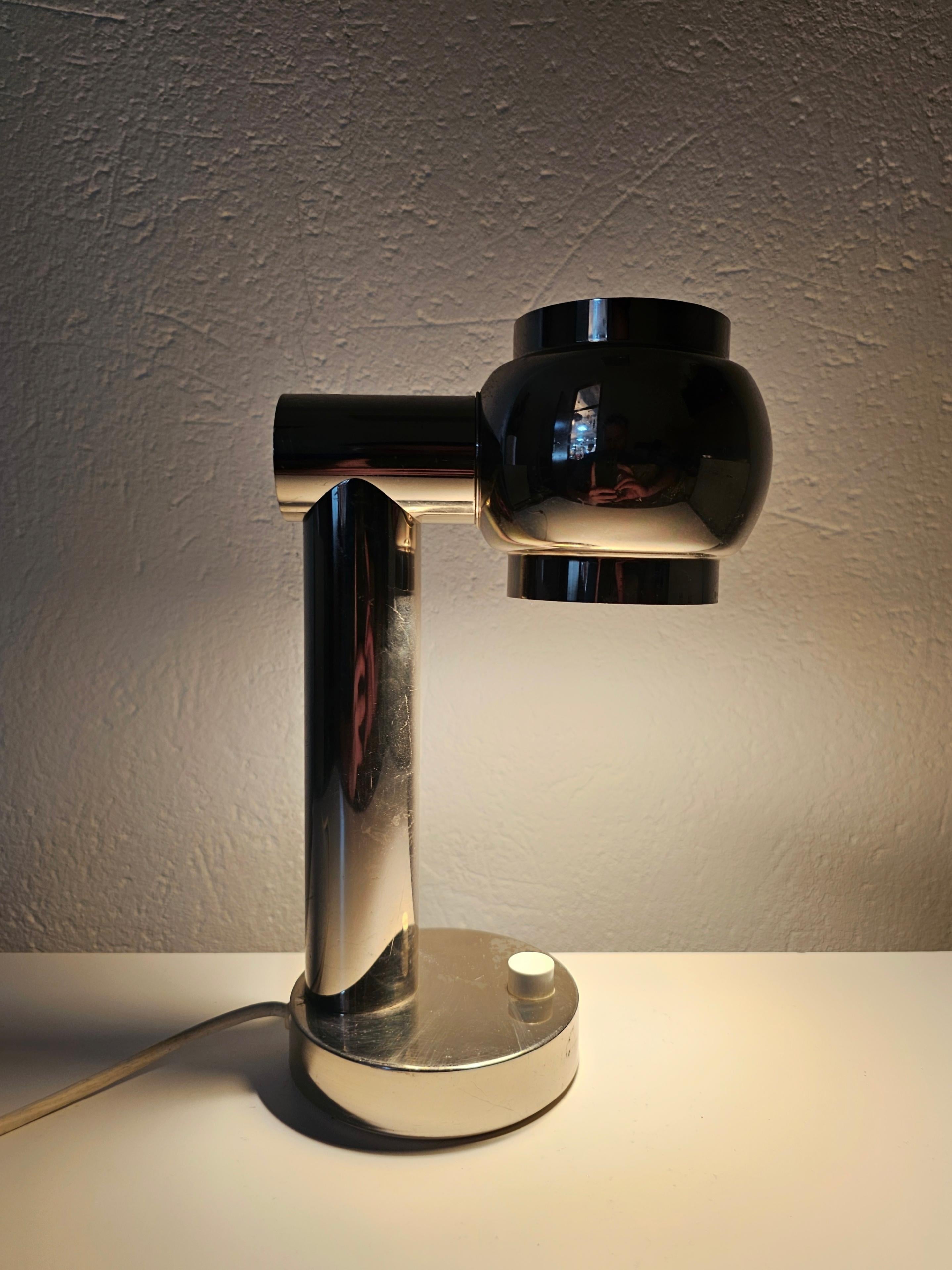 In this listing you will find a gorgeous little Space Age table lamp done entirely in chrome. It features tubular form with a revolving head that allows you to point light in any direction. Made in Italy in 1970s. 

Thr lamp has European plug which