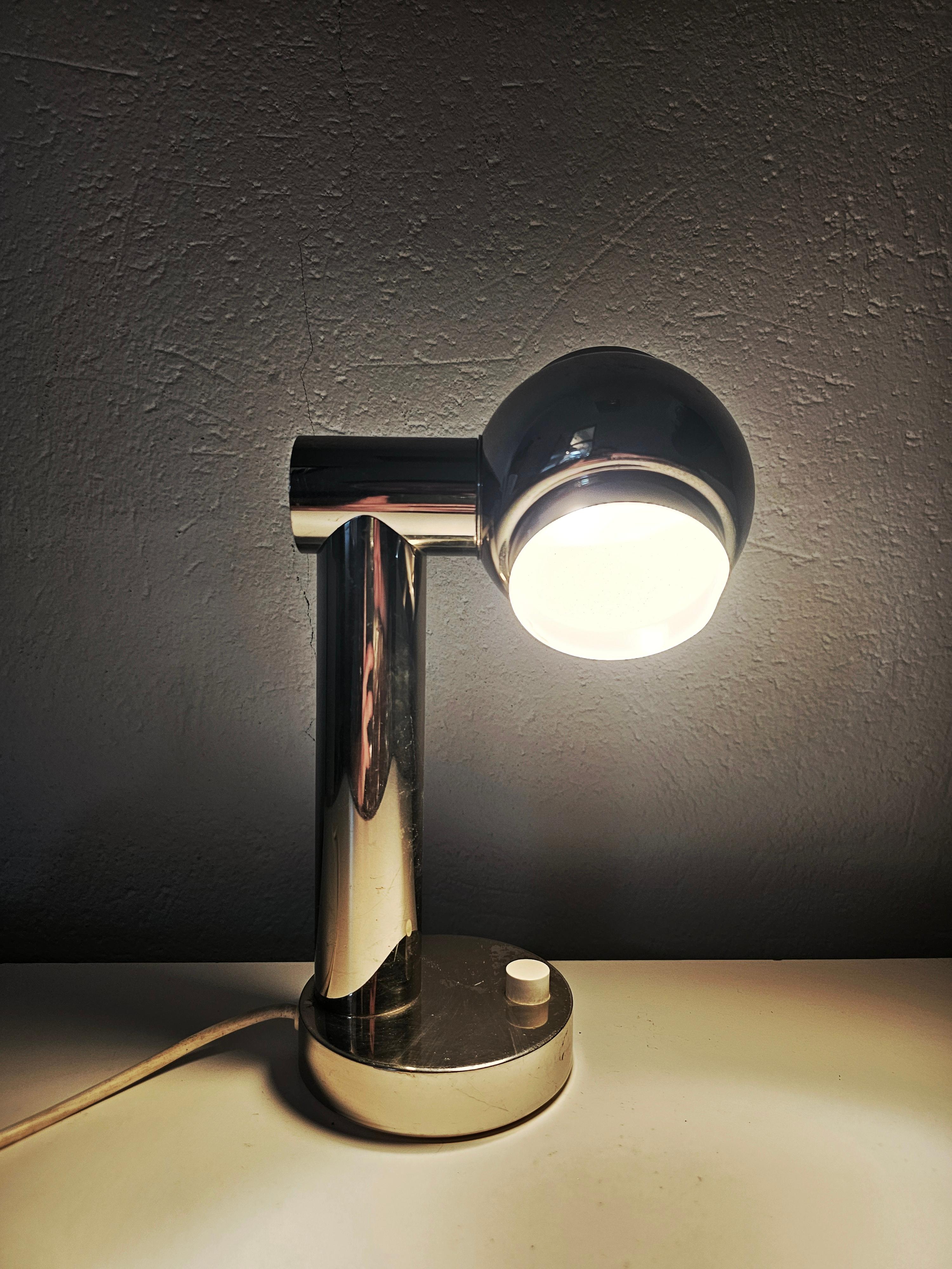 Fin du 20e siècle Petit ère spatiale  Lampe de bureau en chrome avec abat-jour tournant, Italie 1970 en vente