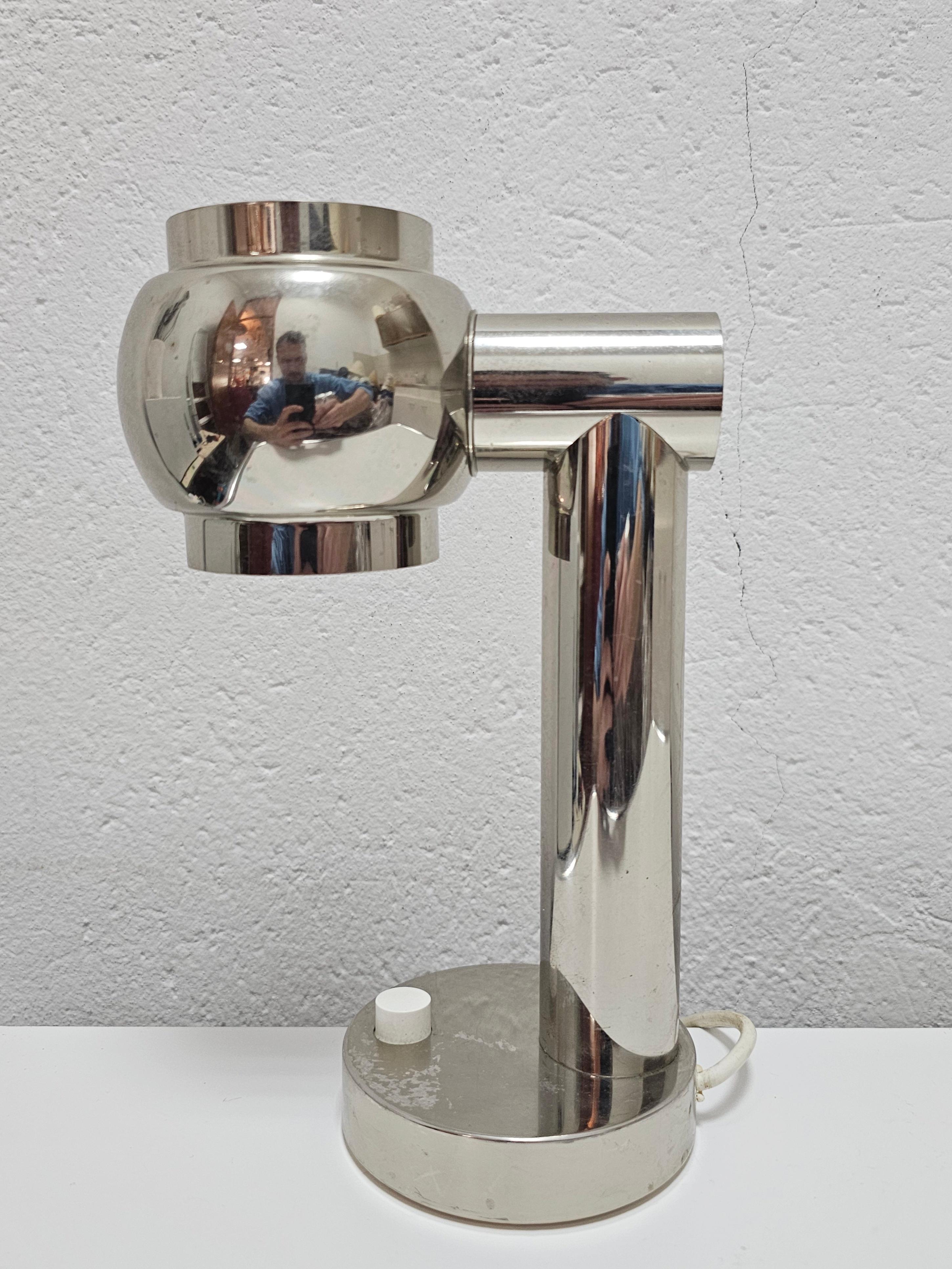 Small Space Age  Table Lamp done in Chrome with revolving shade, Italy 1970s For Sale 4