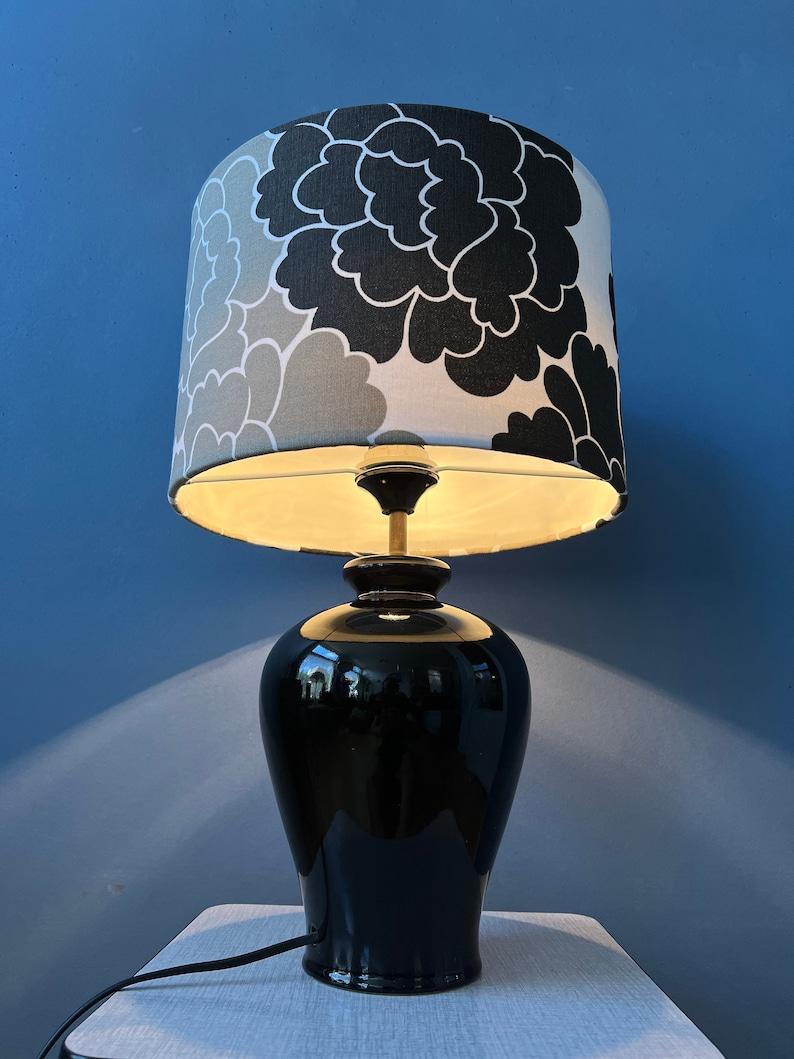Small Space Age Table Lamp with Porcelain Base and Black and White Flower Shade In Excellent Condition For Sale In ROTTERDAM, ZH