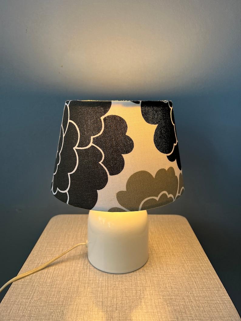 Small Space Age Table Lamp with Porcelain Base and Black & White Flower Shade In Excellent Condition For Sale In ROTTERDAM, ZH