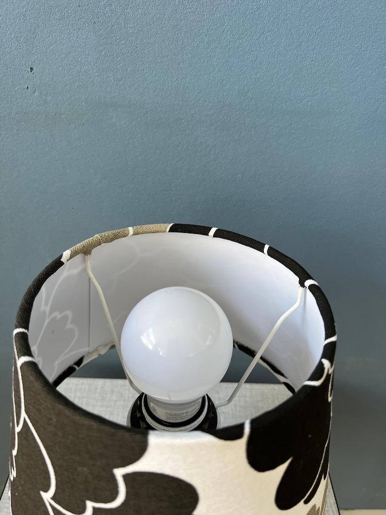 Petite lampe de bureau de l'ère spatiale avec base en porcelaine et abat-jour à fleurs noirs et blancs en vente 3