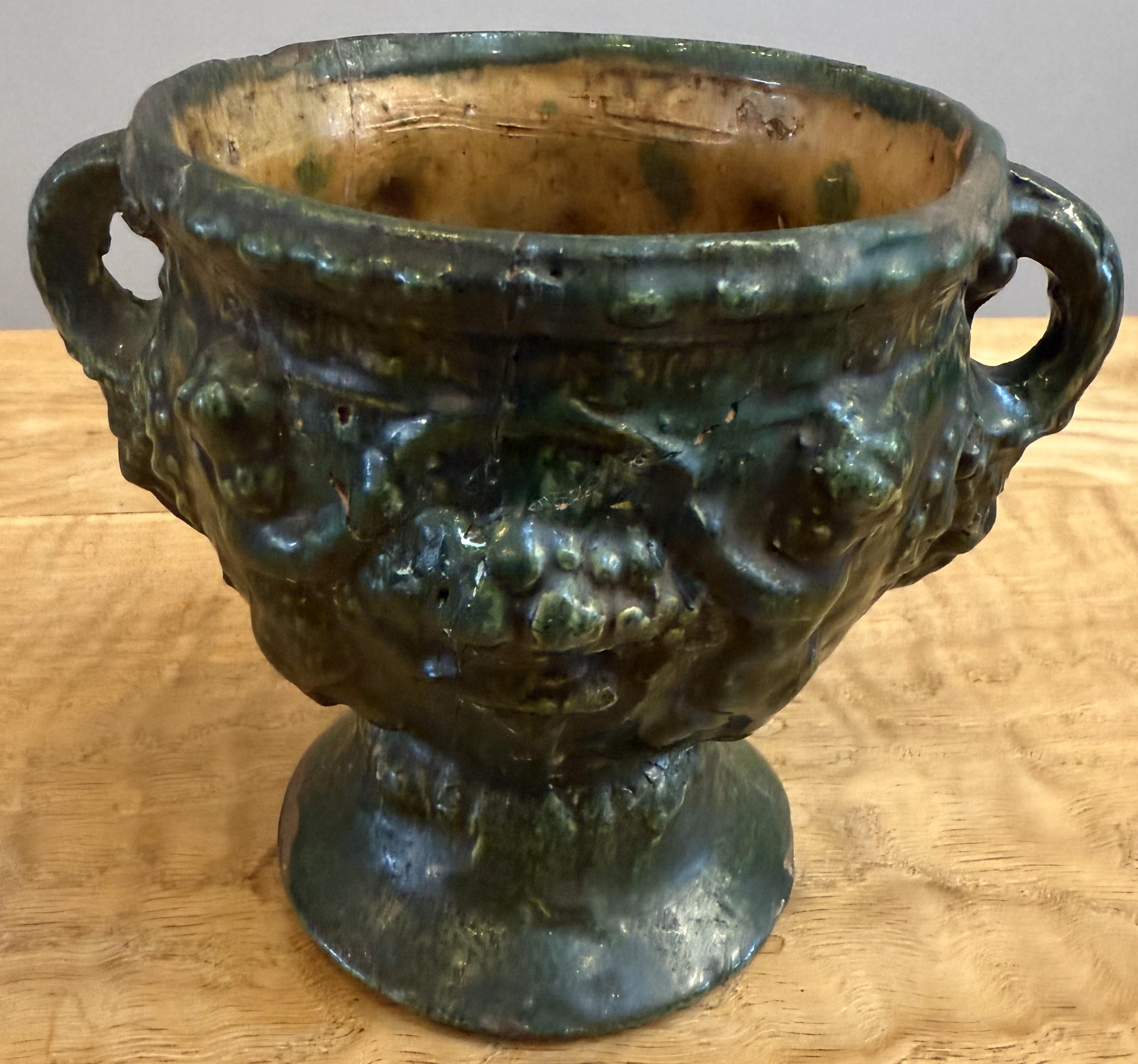 Piccola urna in ceramica neoclassica spagnola Coloni. Due maniglie con teste di leone e dettagli di cherubini. Realizzato in Perù nel 1640 circa.

Una rara e precoce urna in ceramica smaltata di epoca coloniale spagnola, realizzata in Perù intorno