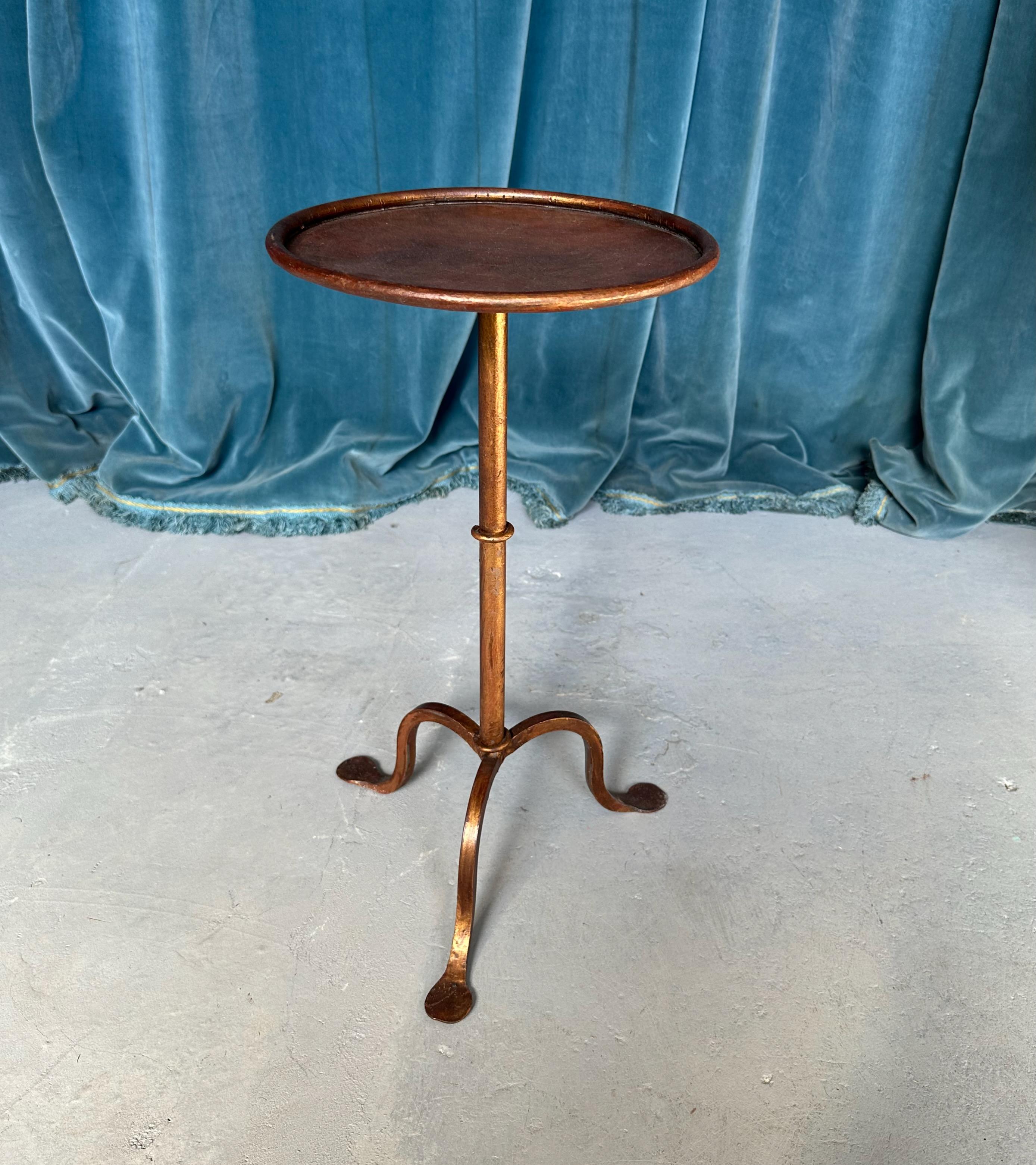 Espagnol Petite table à boire espagnole en métal doré foncé sur une base tripode en vente