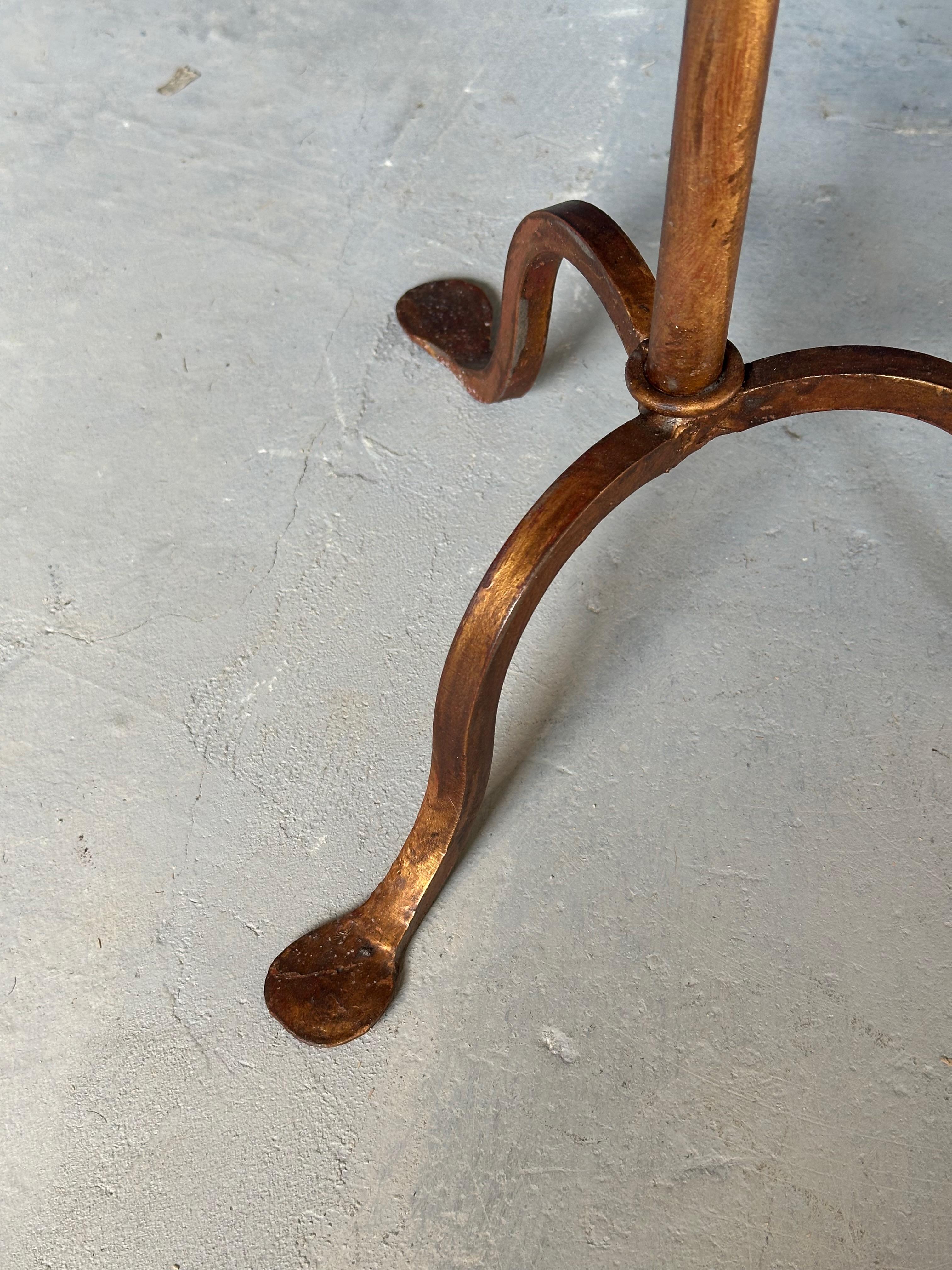 Effet bronze Petite table à boire espagnole en métal doré foncé sur une base tripode en vente