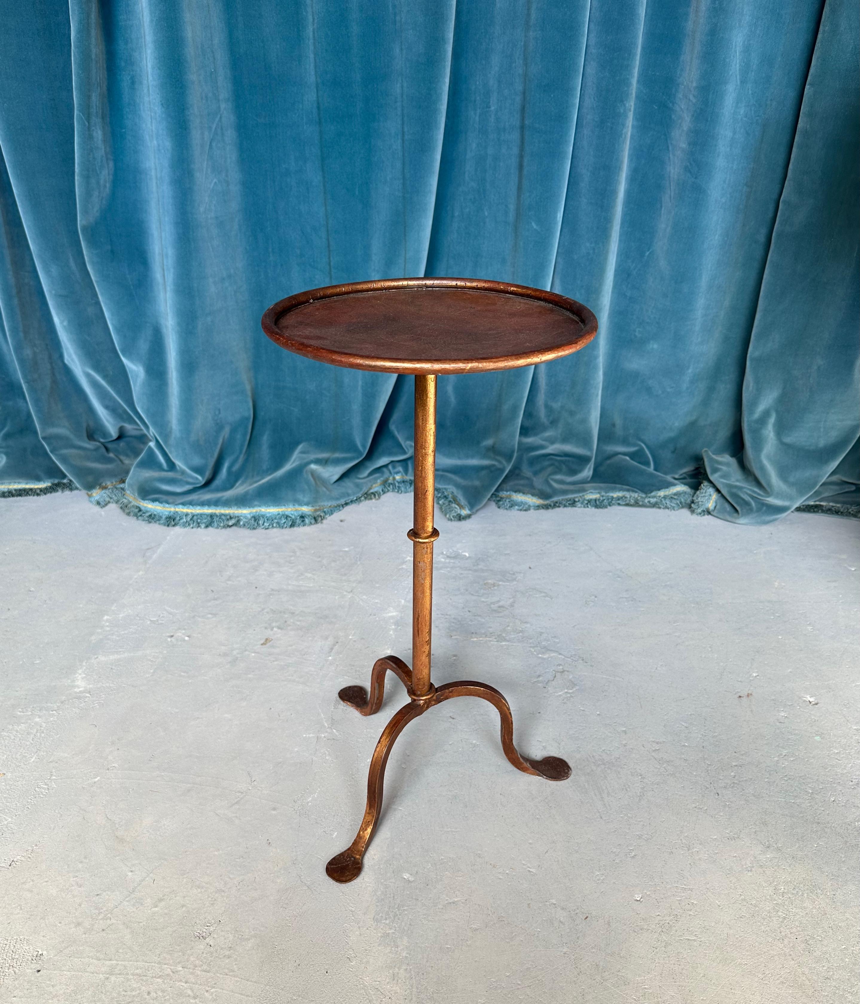 Petite table à boire espagnole en métal doré foncé sur une base tripode Bon état - En vente à Buchanan, NY