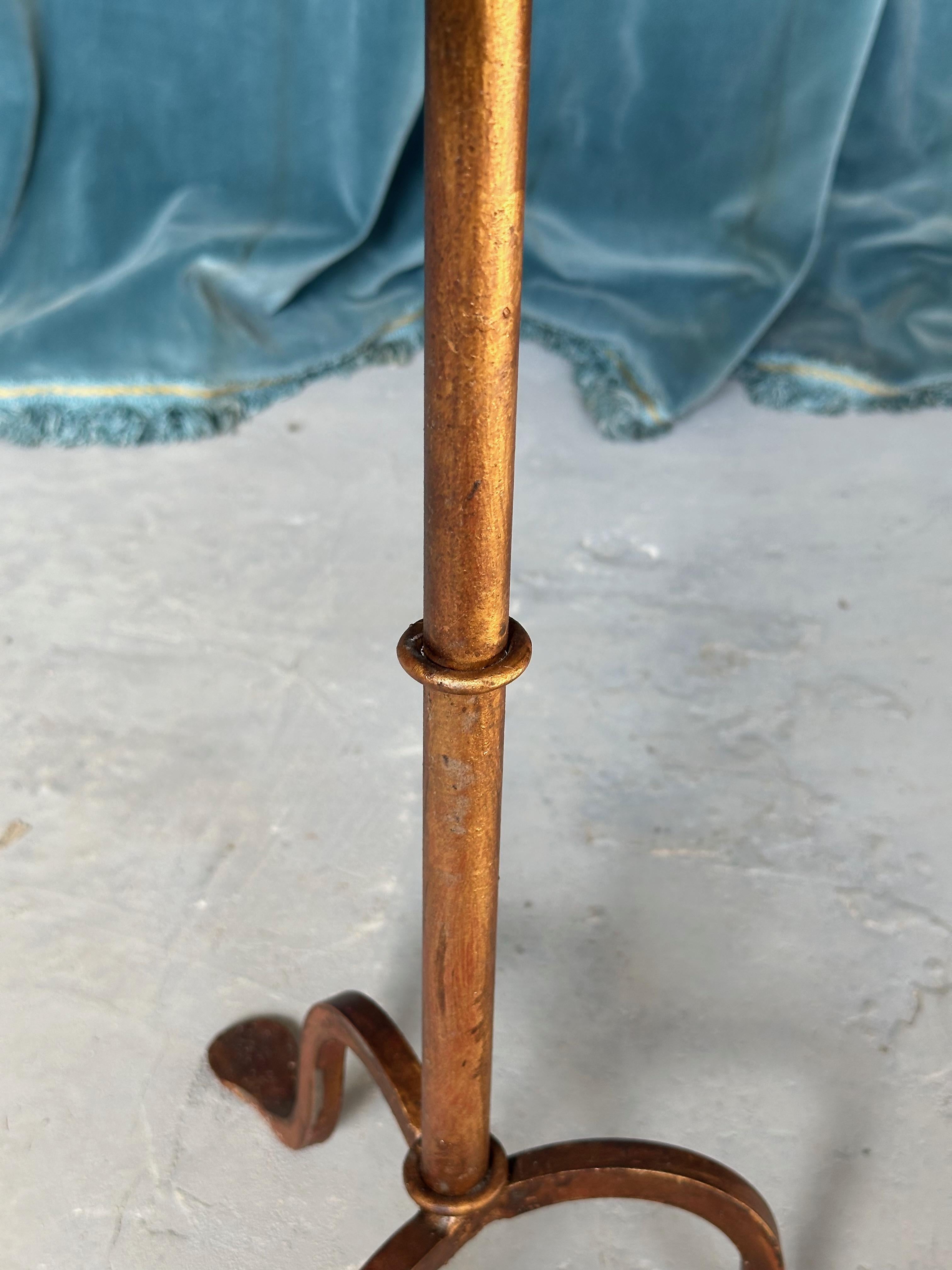 Métal Petite table à boire espagnole en métal doré foncé sur une base tripode en vente