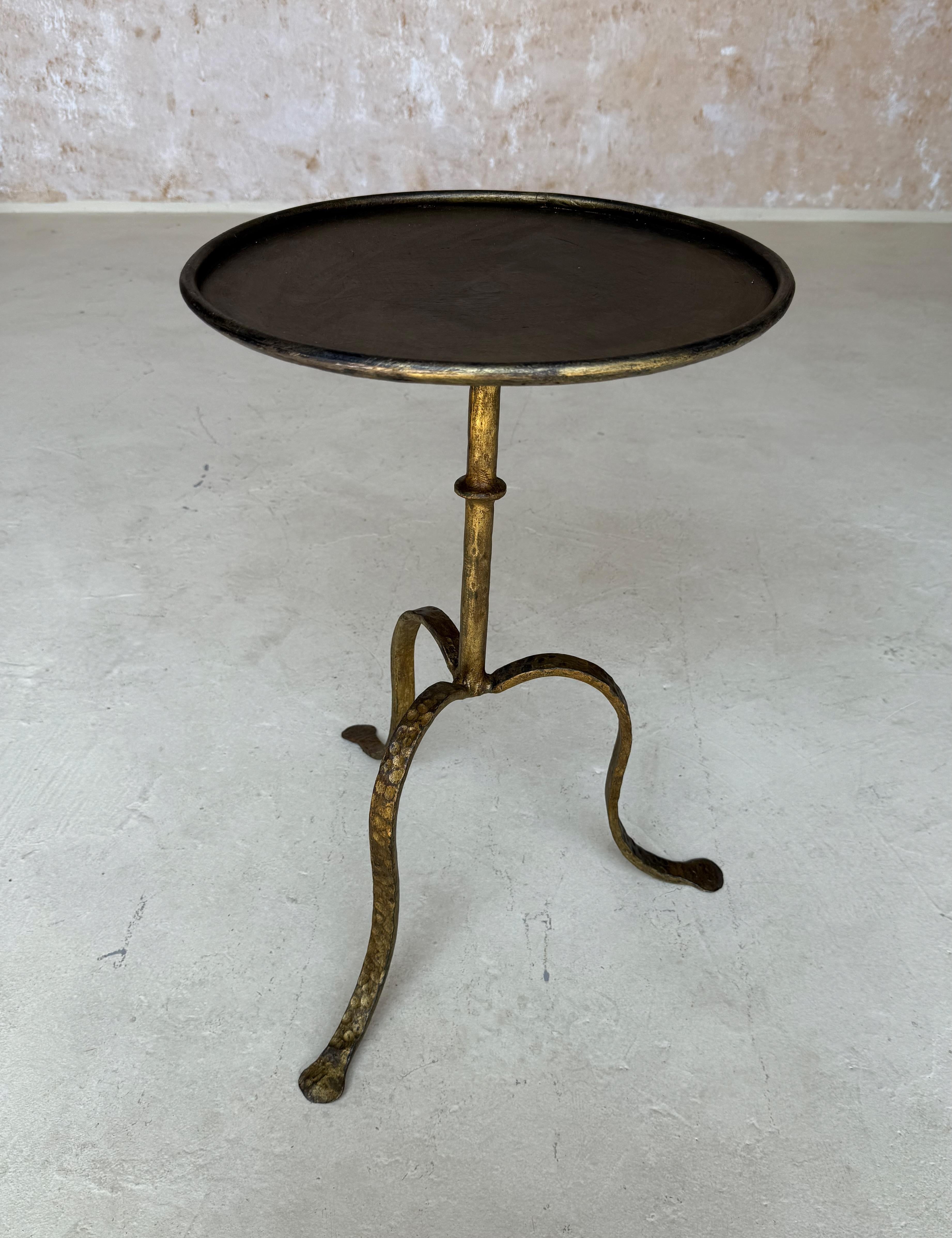 Small Spanish Gilt Drinks Table on a Tripod Base In Good Condition For Sale In Buchanan, NY