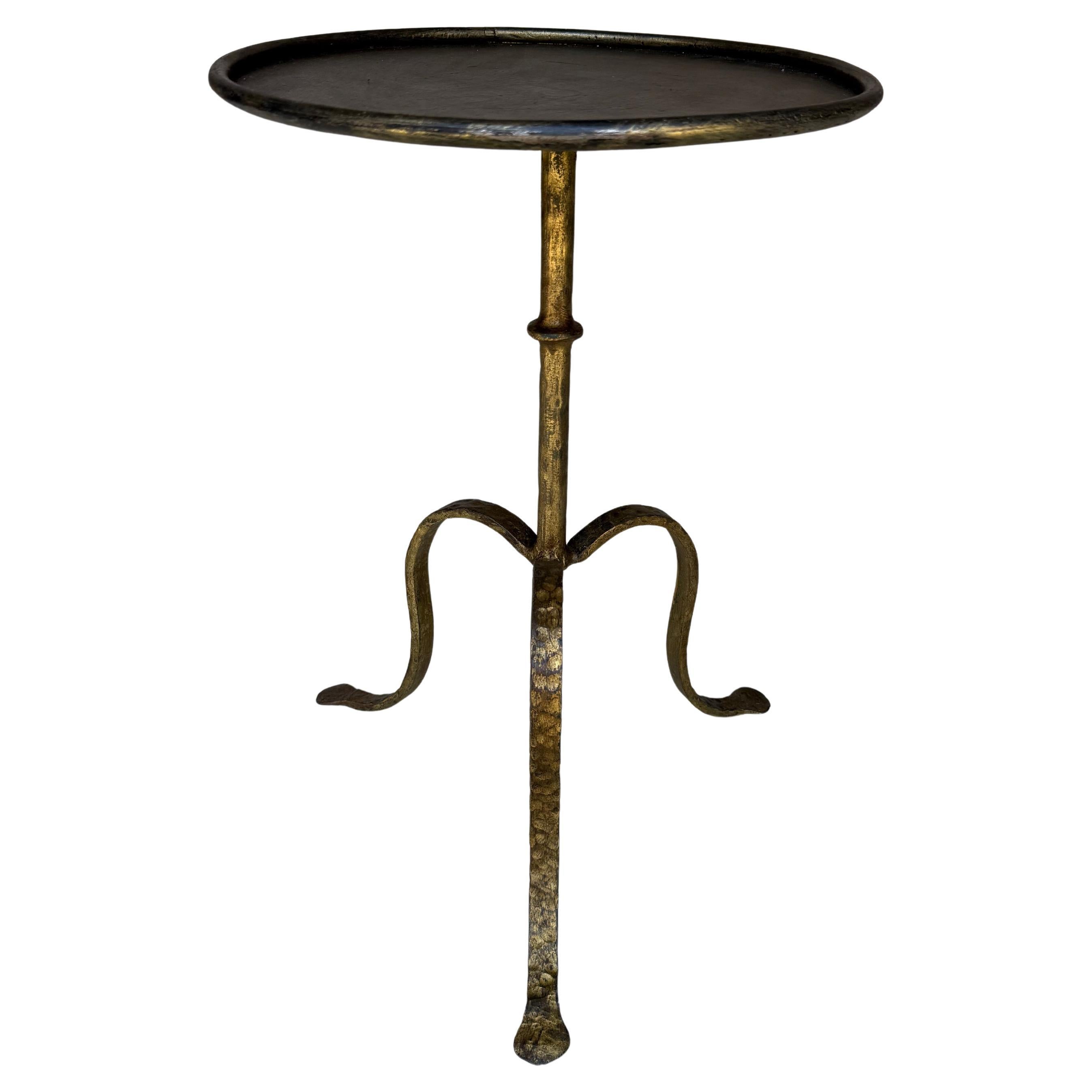 Piccolo tavolino da bibite spagnolo dorato su base a treppiede