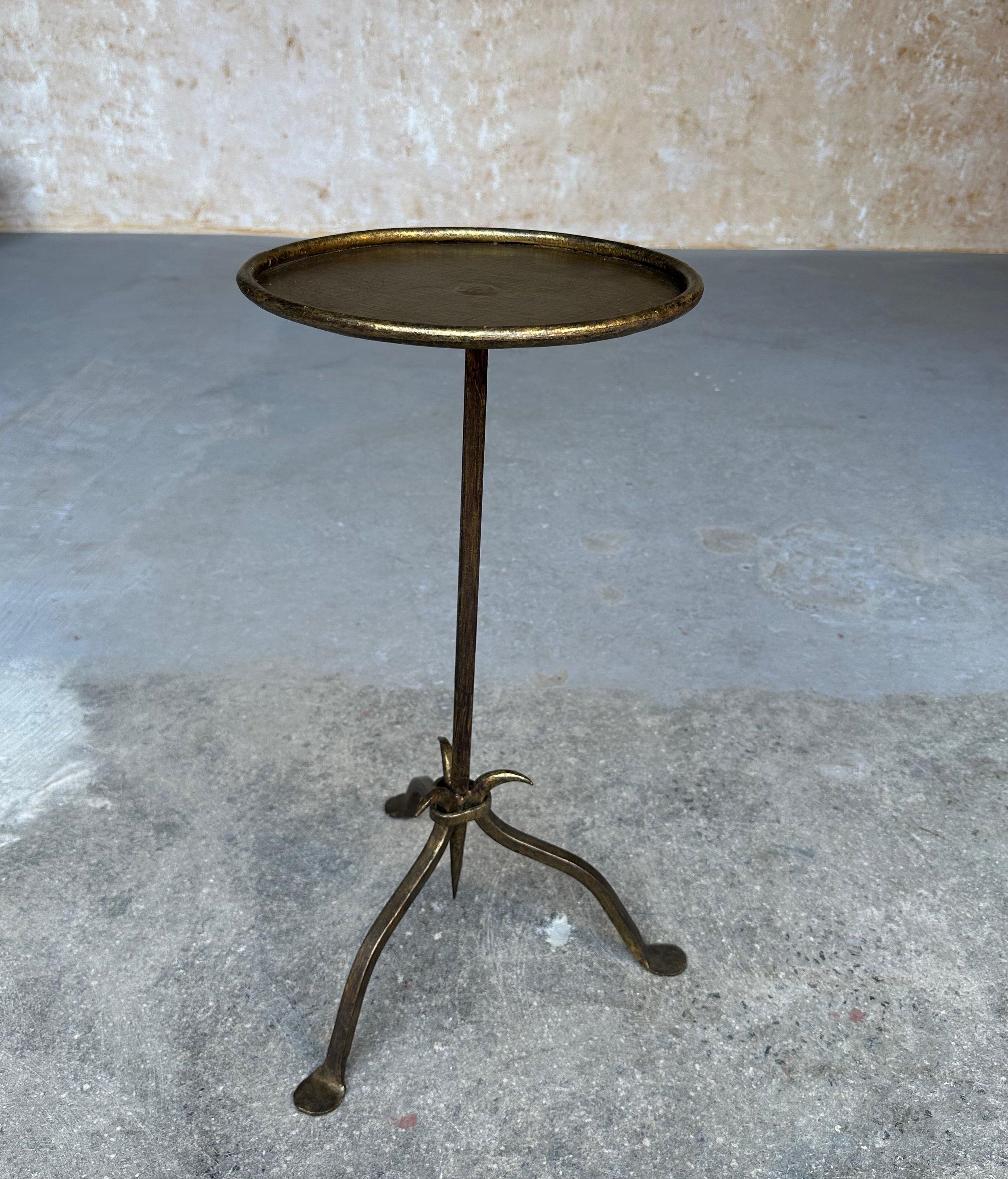 Small Spanish Gilt Drinks Table with Pointed Stem In Good Condition For Sale In Buchanan, NY