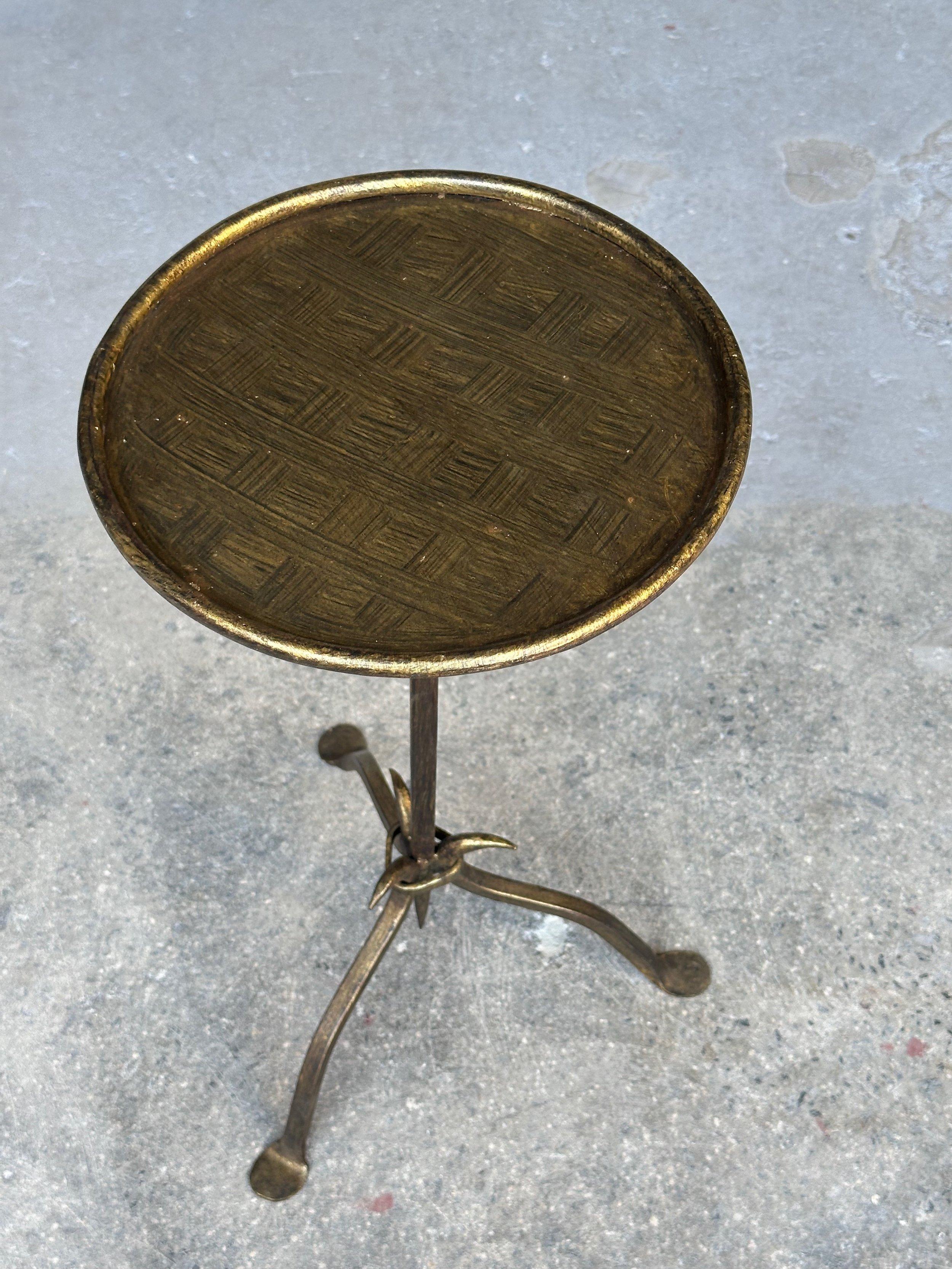 Small Spanish Gilt Drinks Table with Pointed Stem For Sale 2