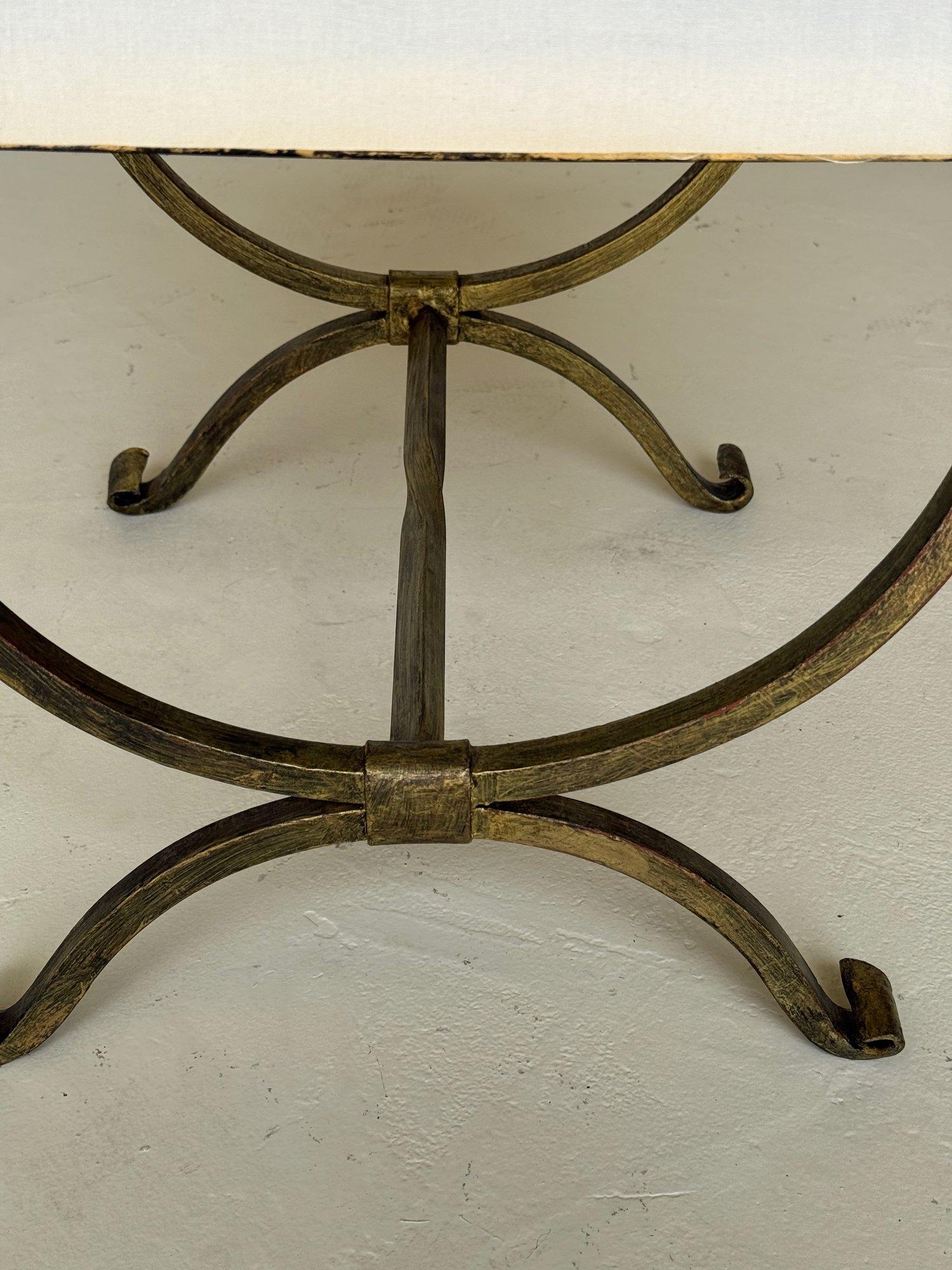 Petit banc espagnol en fer doré avec pieds à volutes en vente 3
