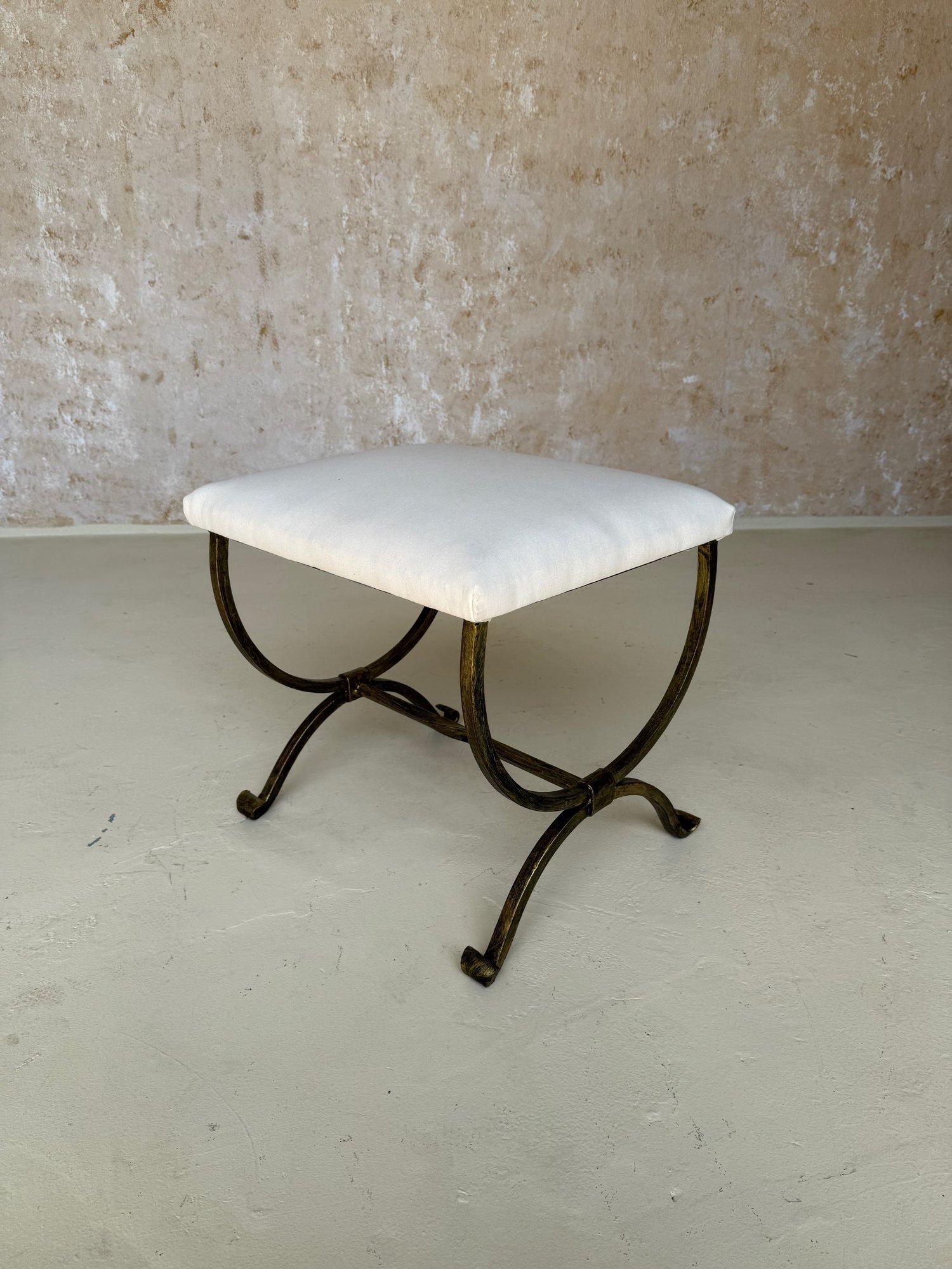 Petit banc espagnol en fer doré avec pieds à volutes en vente 6