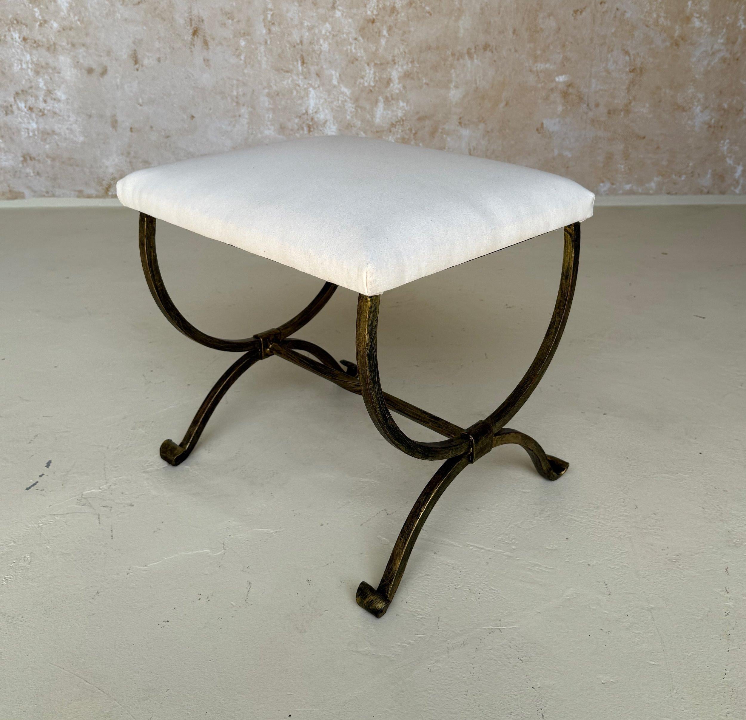 Cet élégant banc en fer de petite taille a été récemment fabriqué à la main par des artisans européens qualifiés utilisant des techniques et des matériaux de ferronnerie traditionnels. Il se caractérise par des pieds élégamment enroulés et un