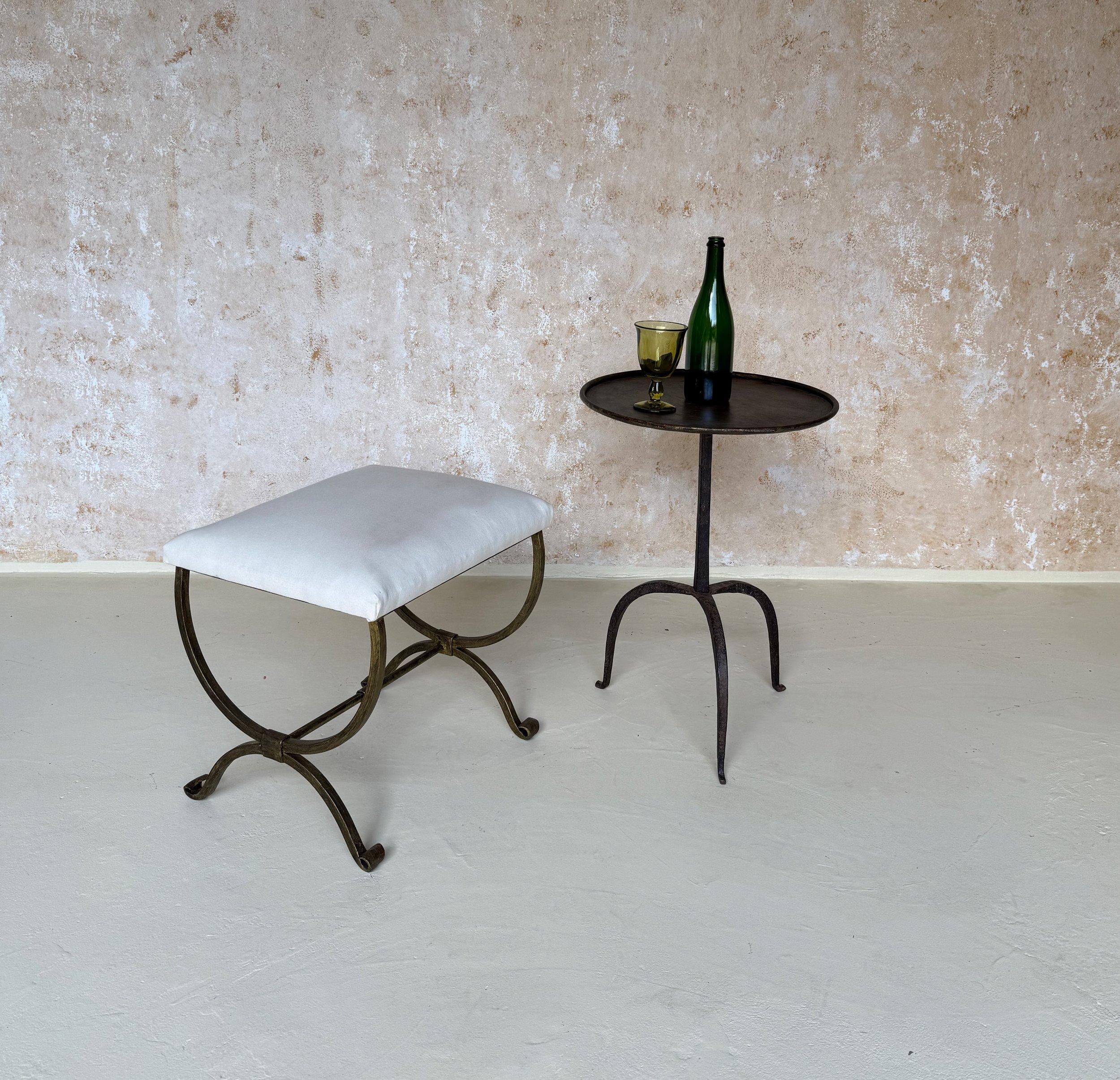 Art nouveau Petit banc espagnol en fer doré avec pieds à volutes en vente