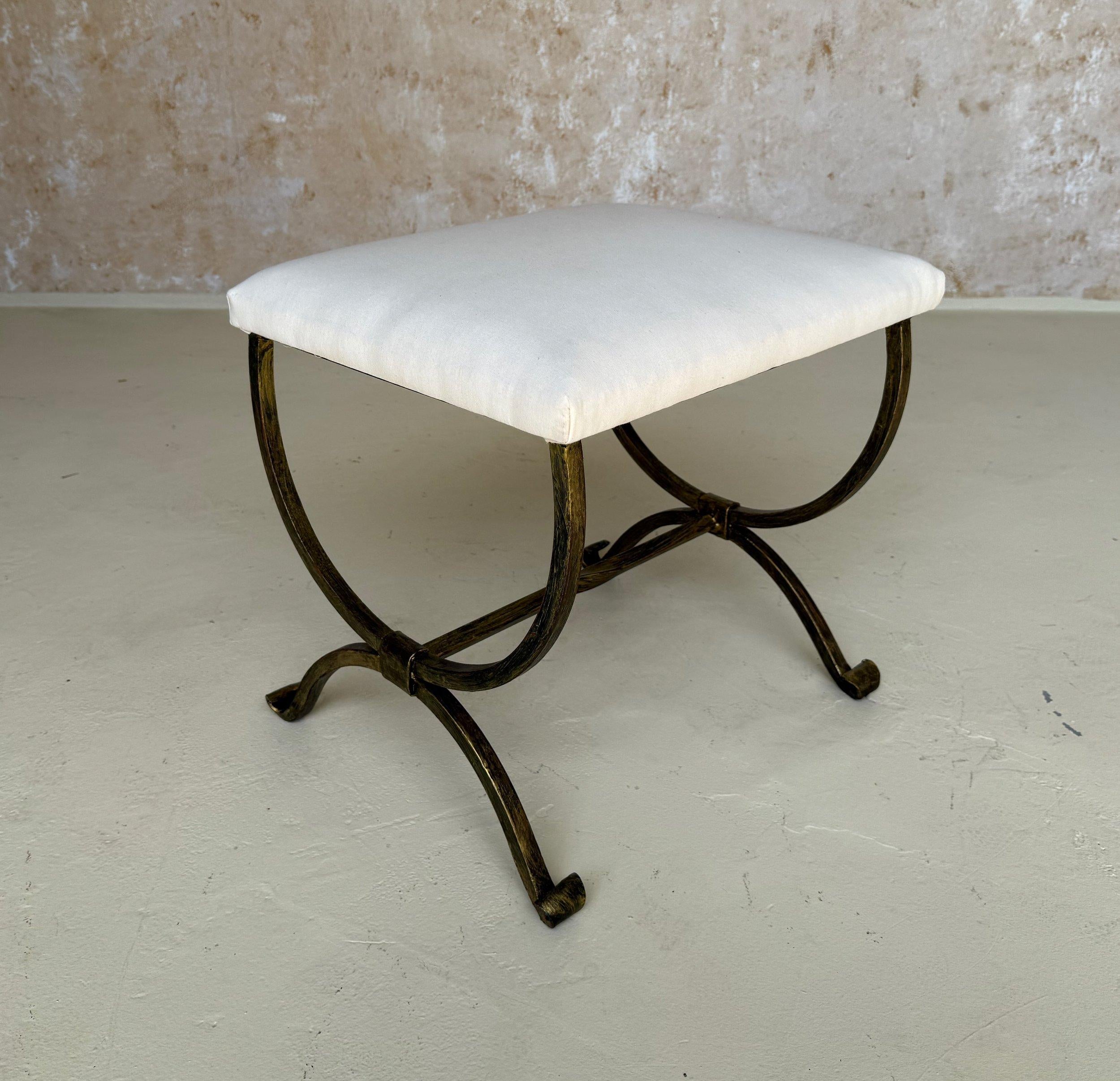 Espagnol Petit banc espagnol en fer doré avec pieds à volutes en vente