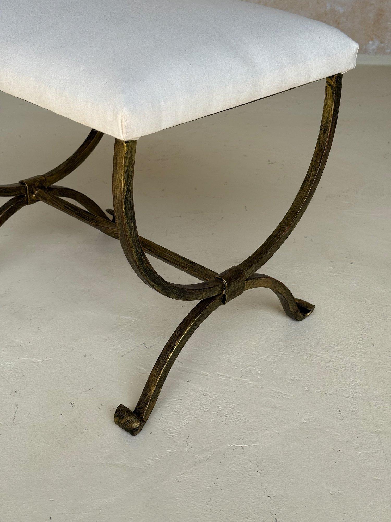 Doré Petit banc espagnol en fer doré avec pieds à volutes en vente