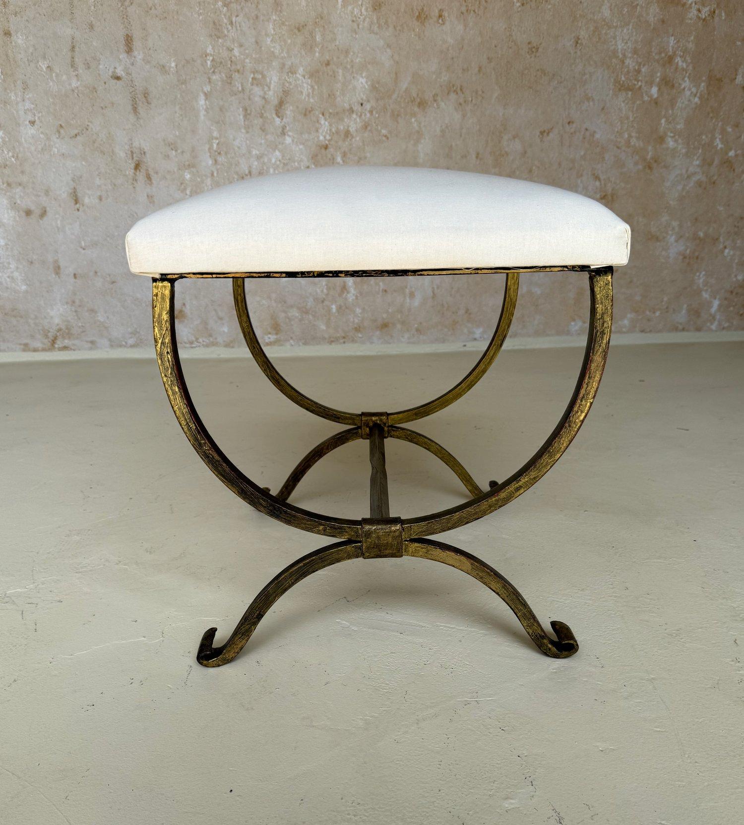 Petit banc espagnol en fer doré avec pieds à volutes Bon état - En vente à Buchanan, NY