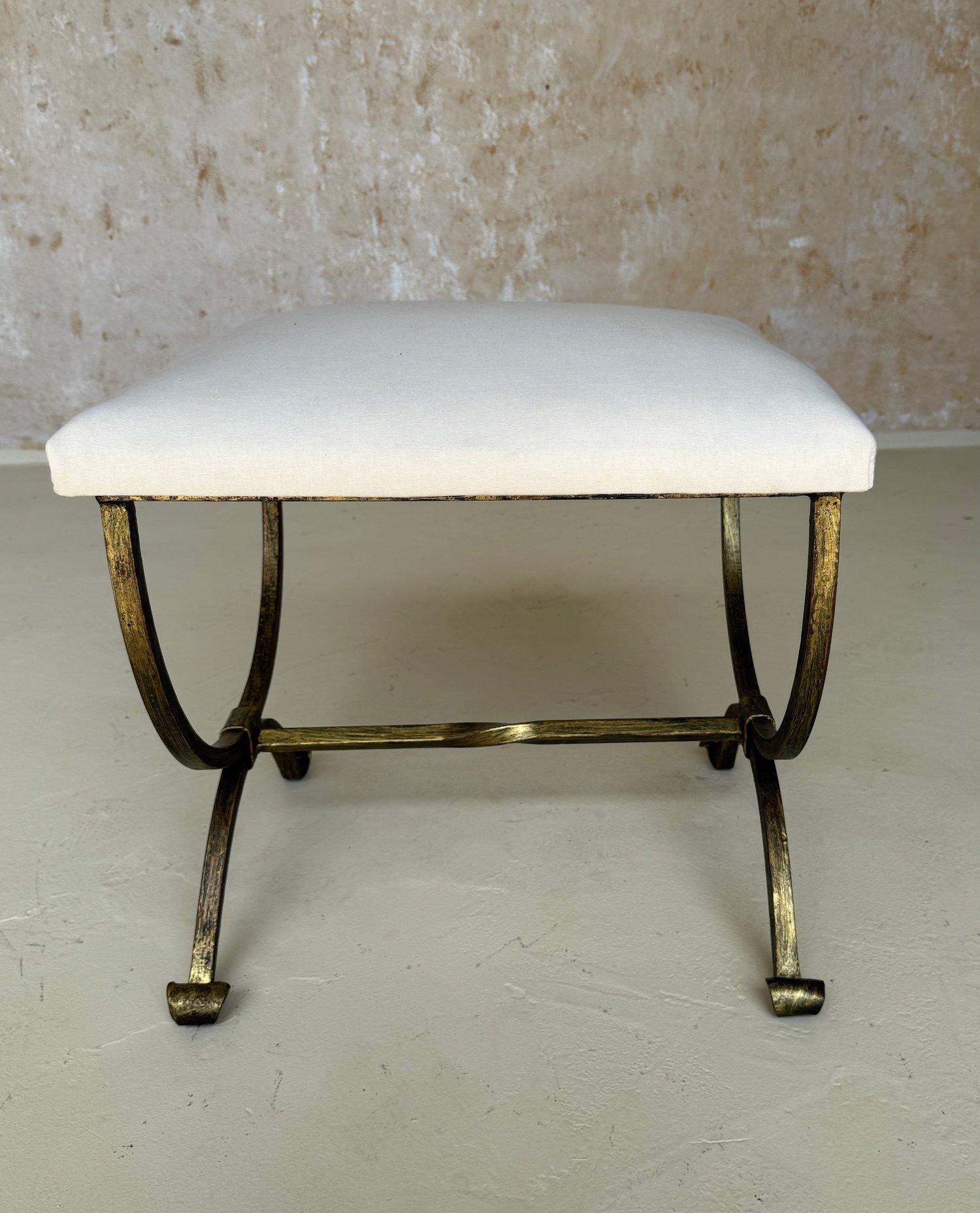 XXIe siècle et contemporain Petit banc espagnol en fer doré avec pieds à volutes en vente