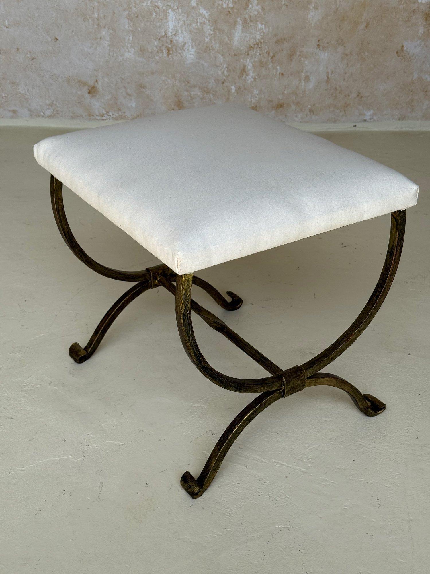 Fer Petit banc espagnol en fer doré avec pieds à volutes en vente