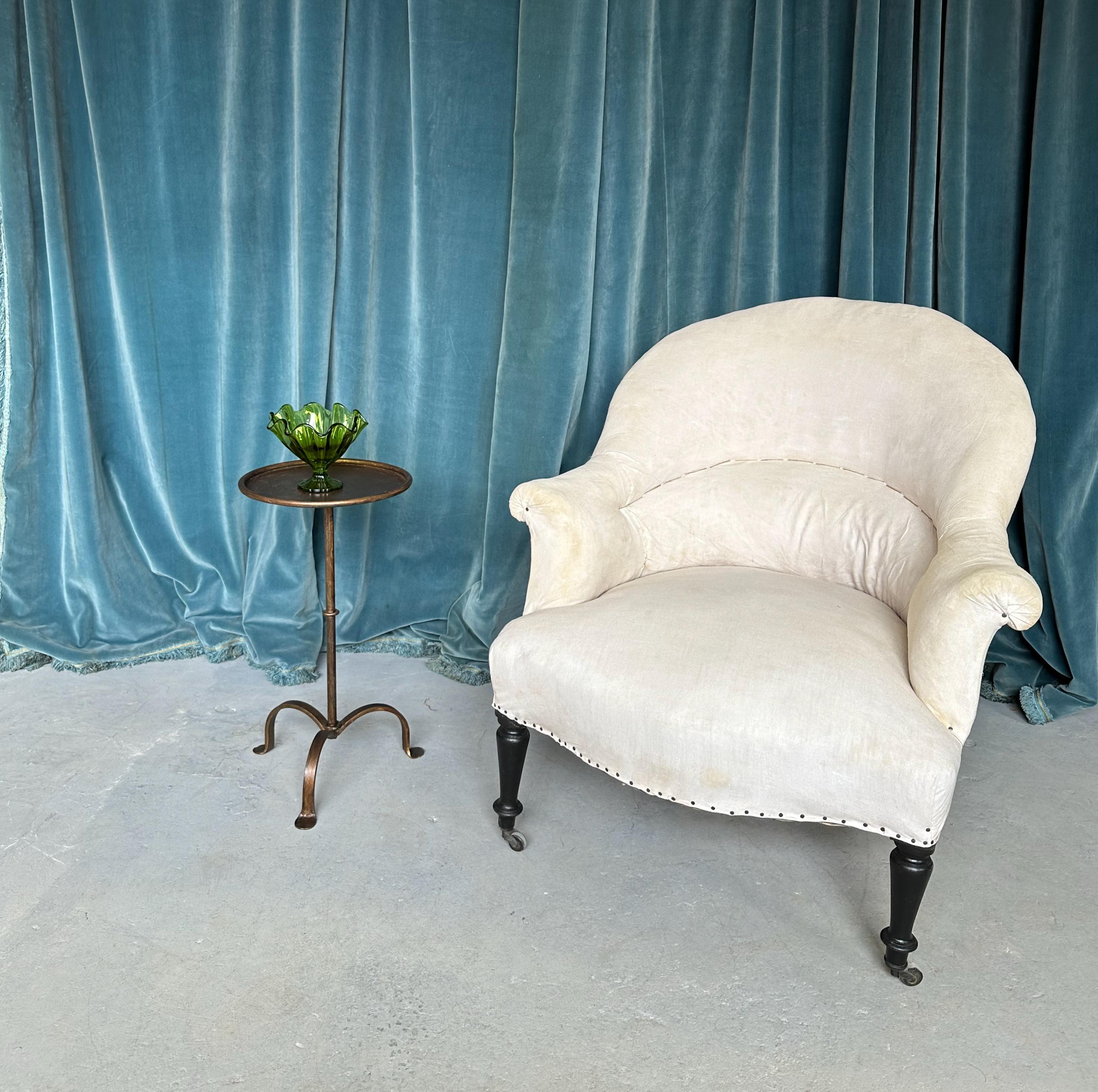 Small Spanish Gilt Iron Drinks Table on a Curved Tripod Base For Sale 5