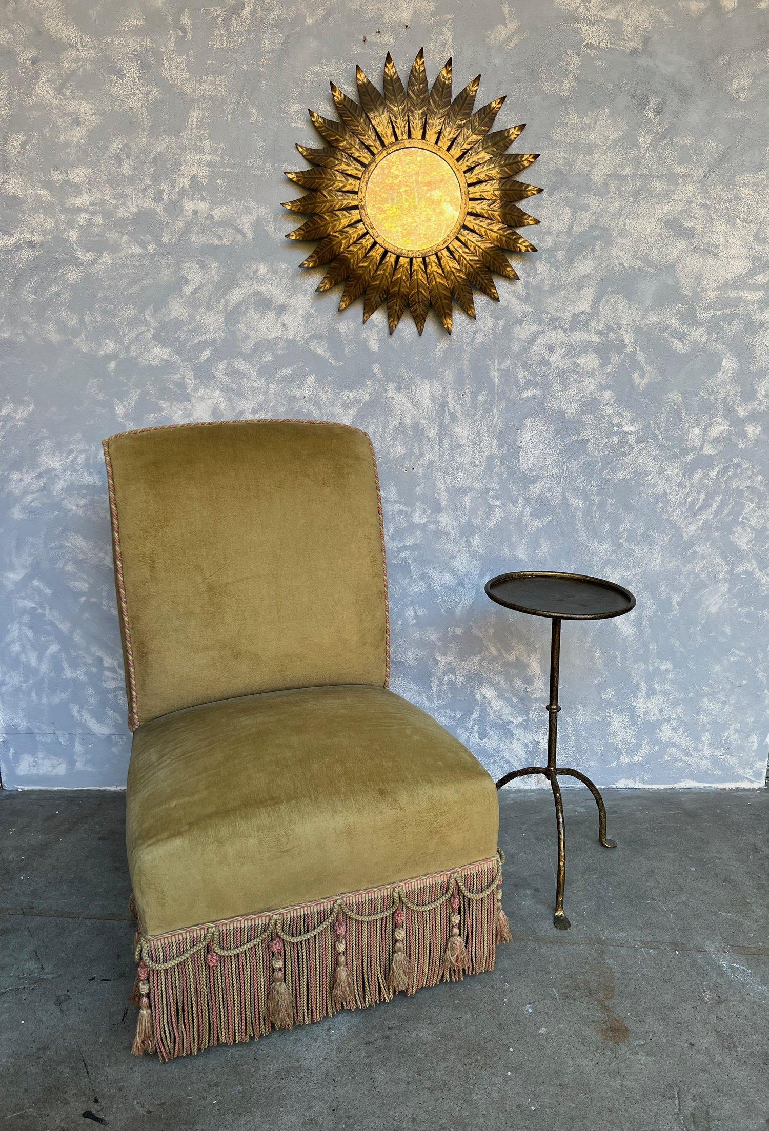 Mid-Century Modern Petite table à boissons espagnole en fer doré sur base tripode en vente