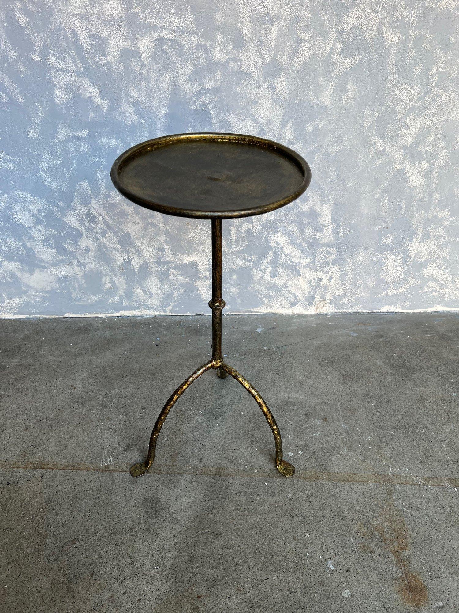 Petite table à boissons espagnole en fer doré sur base tripode Bon état - En vente à Buchanan, NY