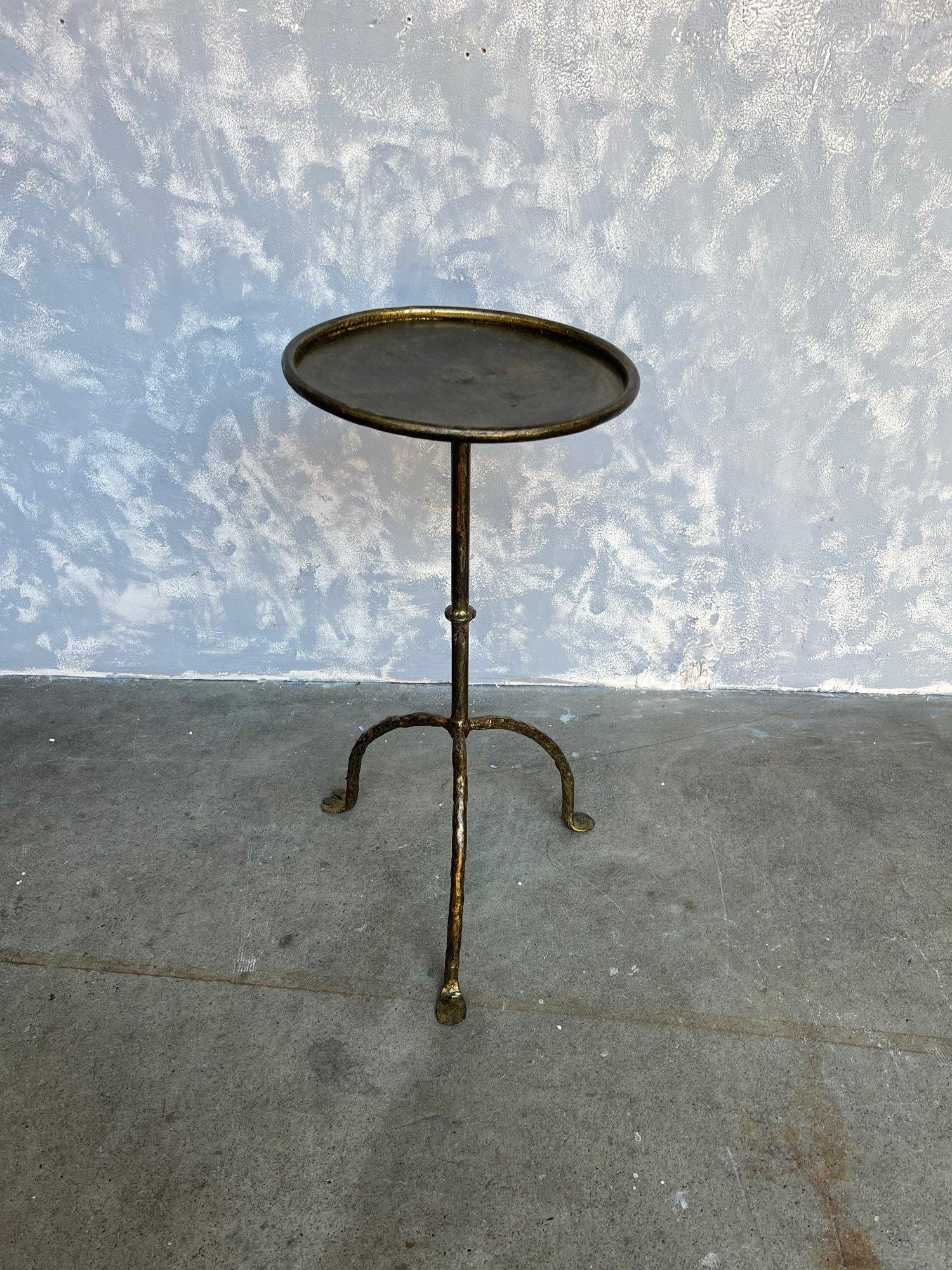XXIe siècle et contemporain Petite table à boissons espagnole en fer doré sur base tripode en vente
