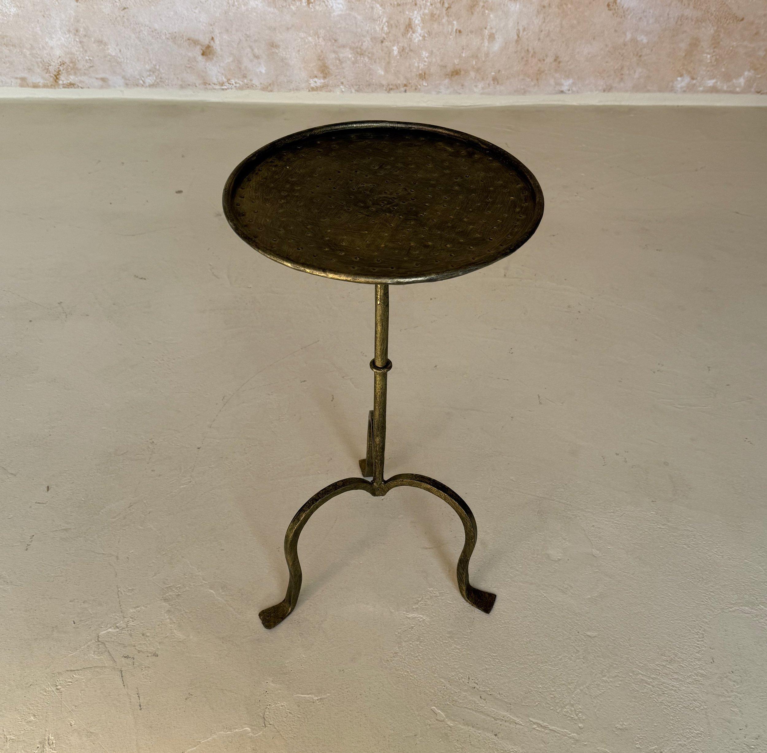 Fer Petite table à boissons espagnole en fer doré sur base tripode en vente
