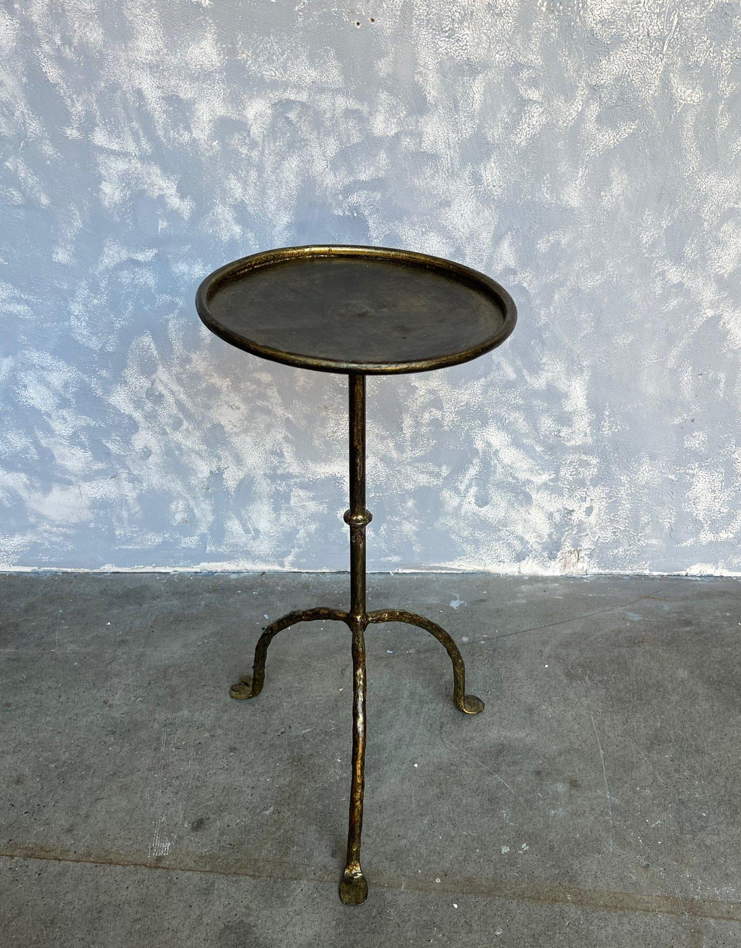 Petite table à boissons espagnole en fer doré sur base tripode en vente 1