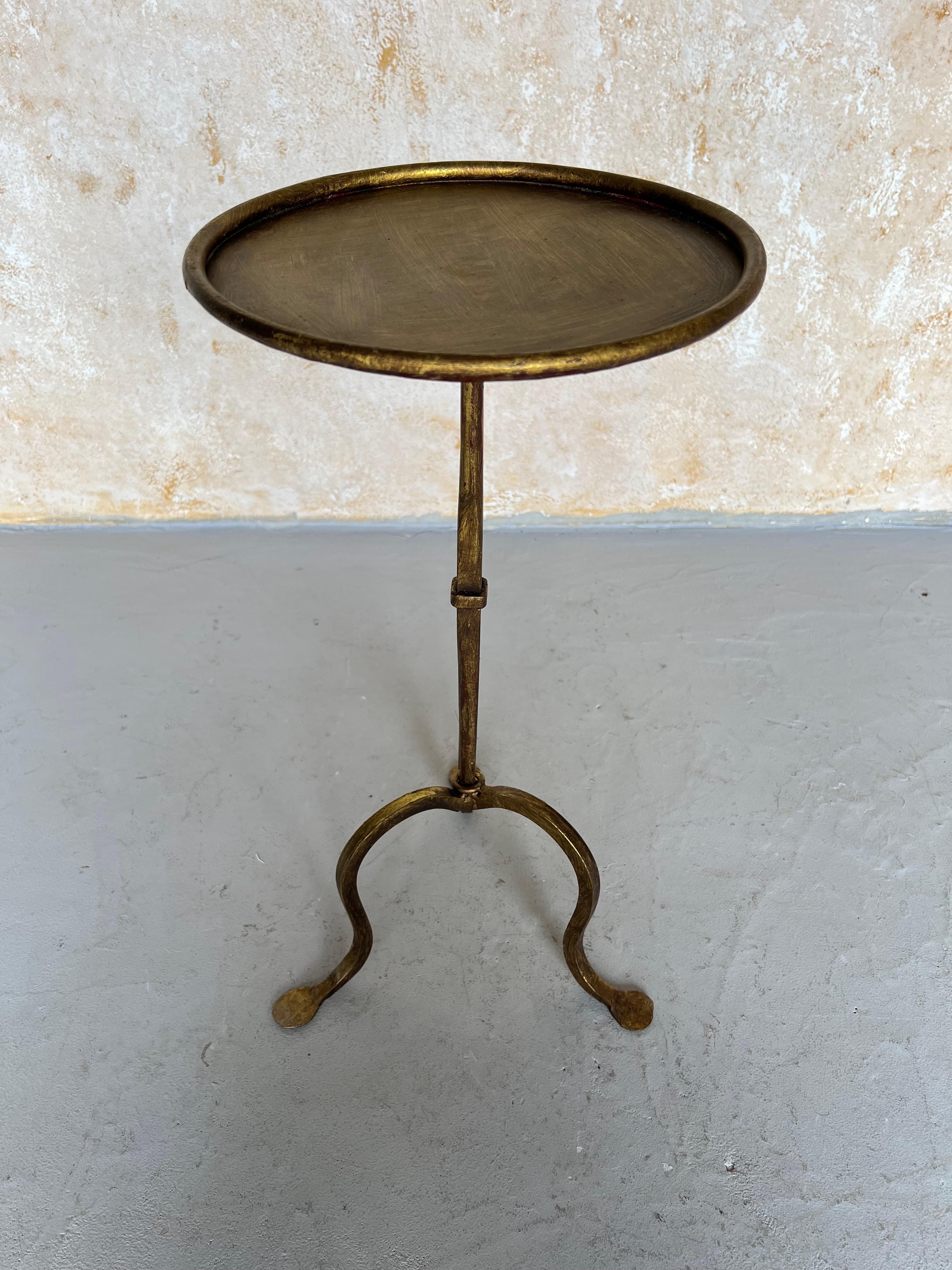 Petite table à boire espagnole en fer doré avec base tripode en vente 2