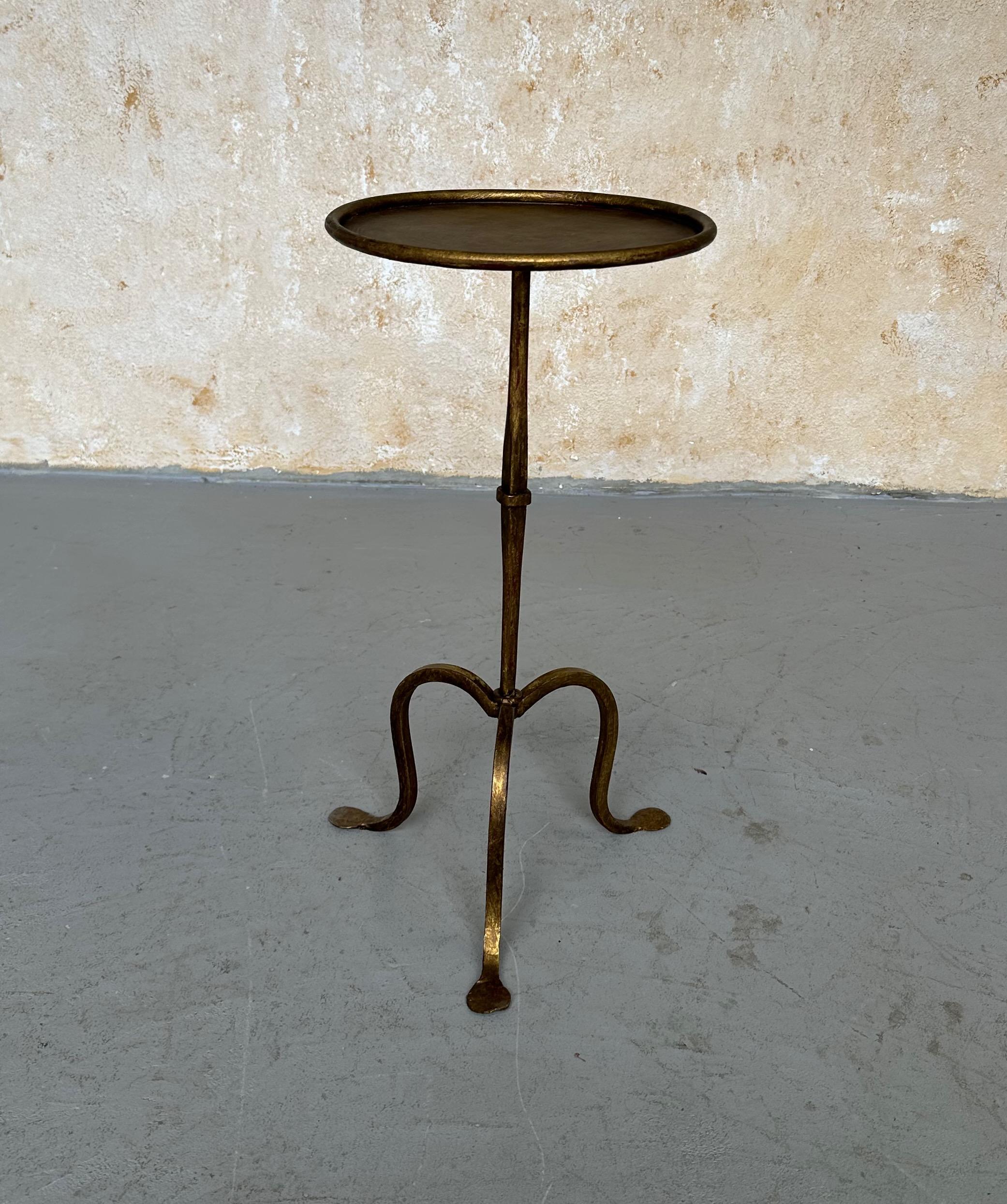 Petite table à boire espagnole en fer doré avec base tripode en vente 3