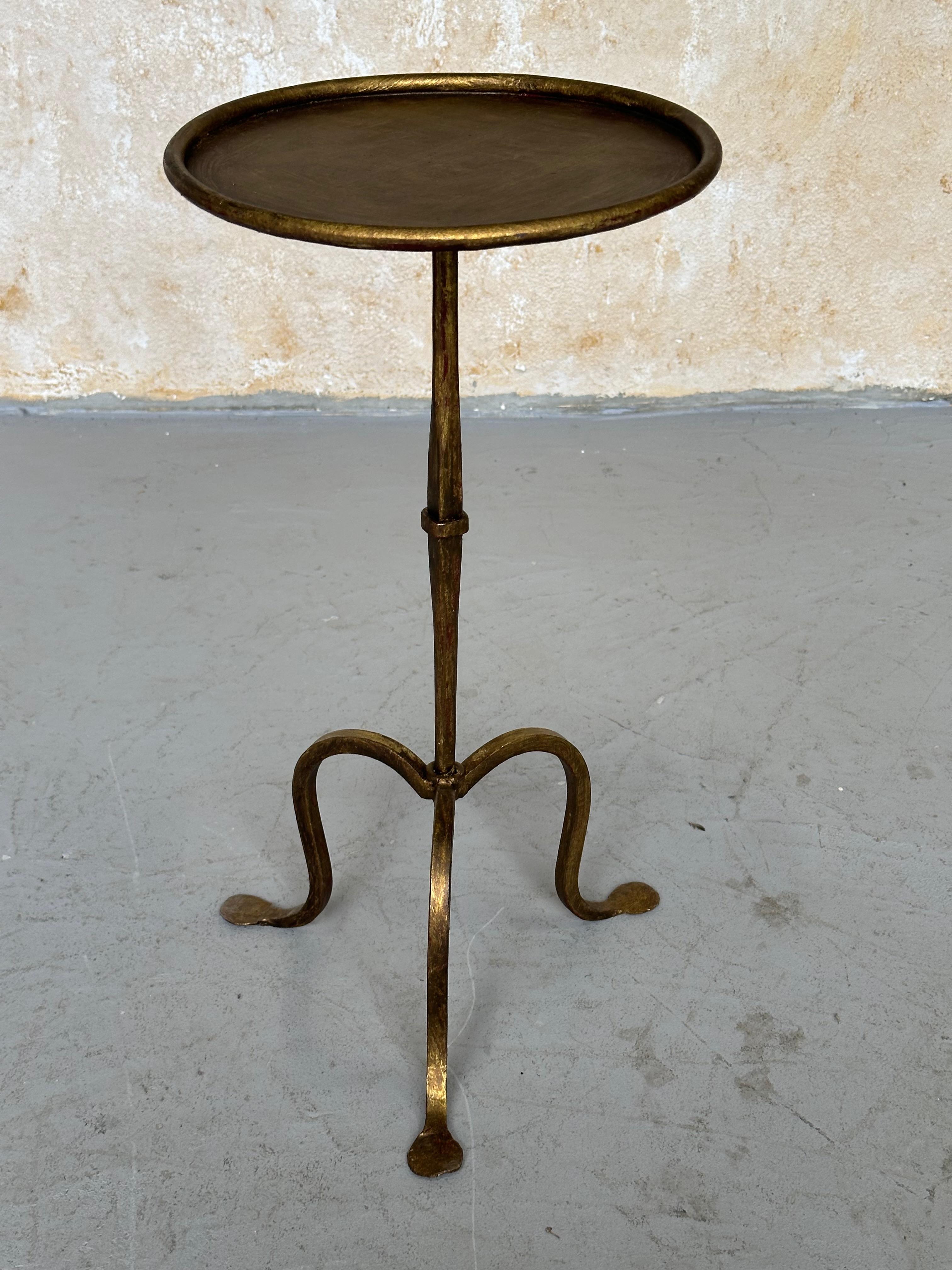 Petite table à boire espagnole en fer doré avec base tripode en vente 4